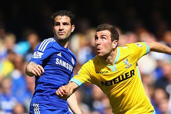 LONDON, ENGLAND - MAY 03:  James McArthur of Crystal Palace takes on Cesc Fabregas of Chelsea during the Barclays Premier League match between Chelsea and Crystal Palace at Stamford Bridge on May 3, 2015 in London, England.  (Photo by Clive Mason/Getty Im
