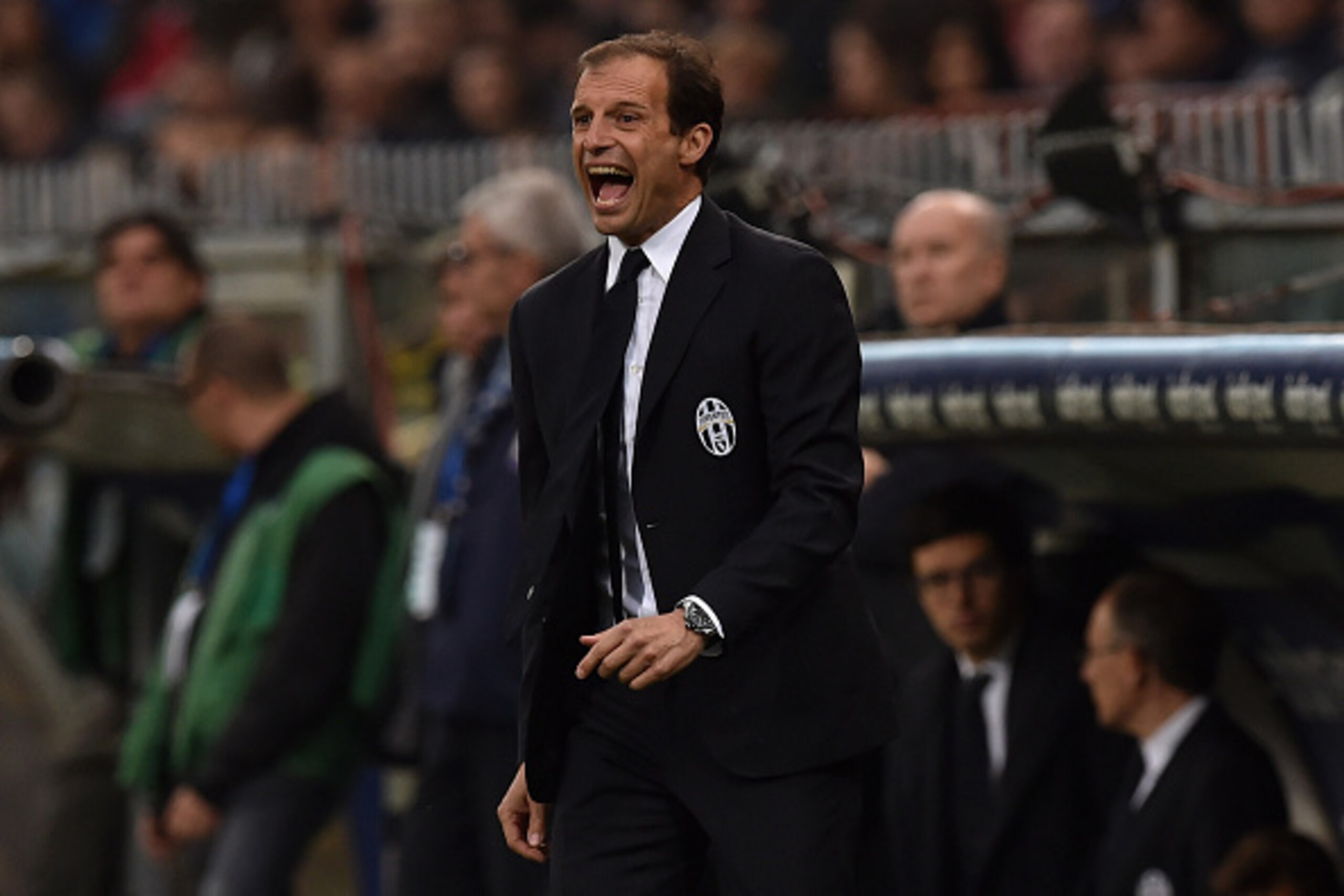 GENOA, ITALY - MAY 02:  Juventus FC head coach Massimiliano Allegri shouts to his players during the Serie A match between UC Sampdoria and Juventus FC at Stadio Luigi Ferraris on May 2, 2015 in Genoa, Italy.  (Photo by Valerio Pennicino/Getty Images)