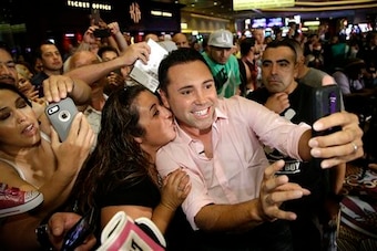 De La Hoya is still a hit with fight fans.