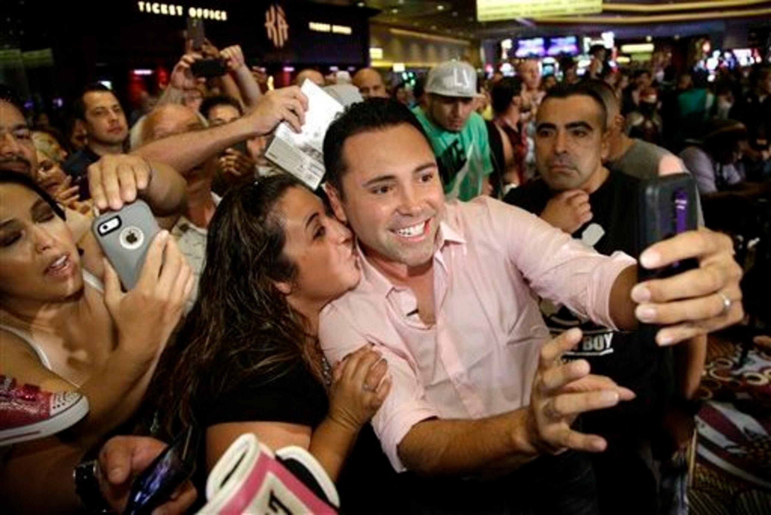 De La Hoya is still a hit with fight fans.