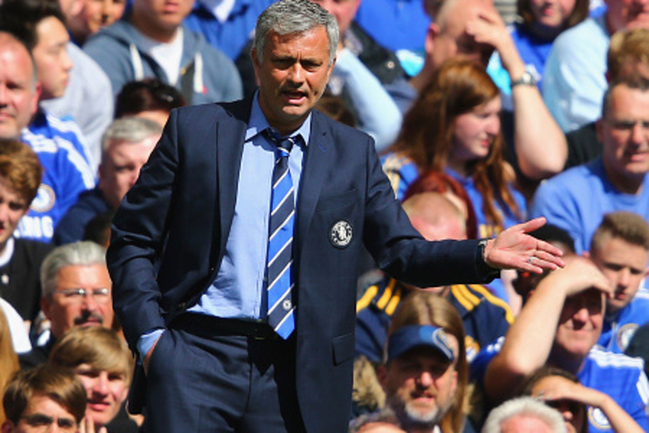 LONDON, ENGLAND - MAY 03:  Jose Mourinho manager of Chelsea signals rom the touchline during the Barclays Premier League match between Chelsea and Crystal Palace at Stamford Bridge on May 3, 2015 in London, England.  (Photo by Clive Mason/Getty Images)