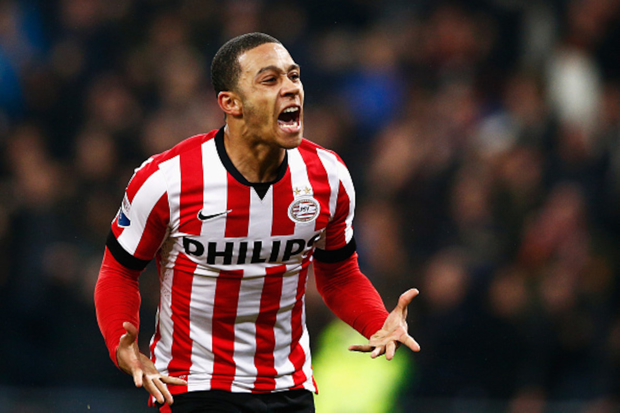 EINDHOVEN, NETHERLANDS - DECEMBER 17:  Memphis Depay of PSV Eindhoven celebrates scoring his teams winning goal in the final minute of the game during the Eredivisie match between PSV Eindhoven and Feyenoord Rotterdam held at the Philips Stadion on Decemb