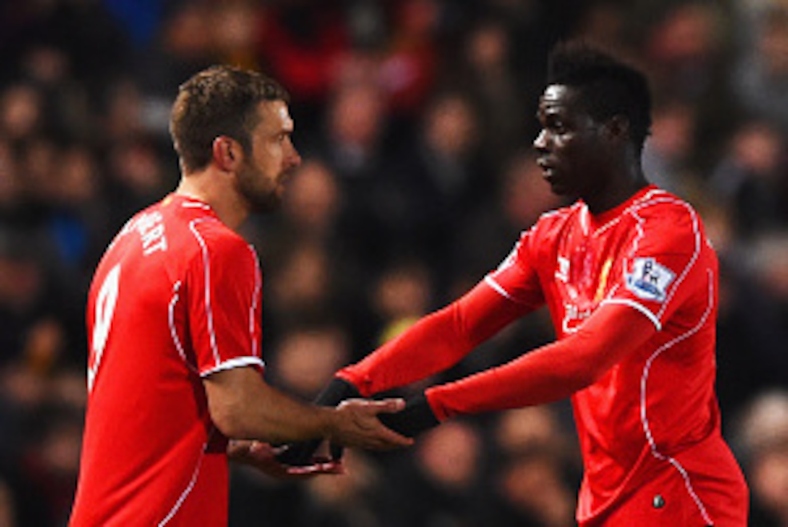 HULL, ENGLAND - APRIL 28:  Mario Balotelli of Liverpool shakes hands with Rickie Lambert as he is substituted during the Barclays Premier League match between Hull City and Liverpool at KC Stadium on April 28, 2015 in Hull, England.  (Photo by Laurence Gr