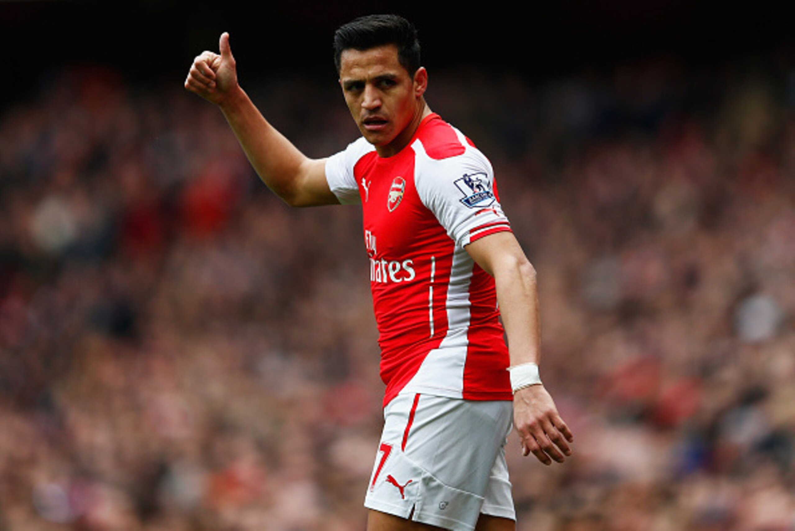 LONDON, ENGLAND - APRIL 04:  Alexis Sanchez of Arsenal gives the thumbs up during the Barclays Premier League match between Arsenal and Liverpool at Emirates Stadium on April 4, 2015 in London, England.  (Photo by Julian Finney/Getty Images)