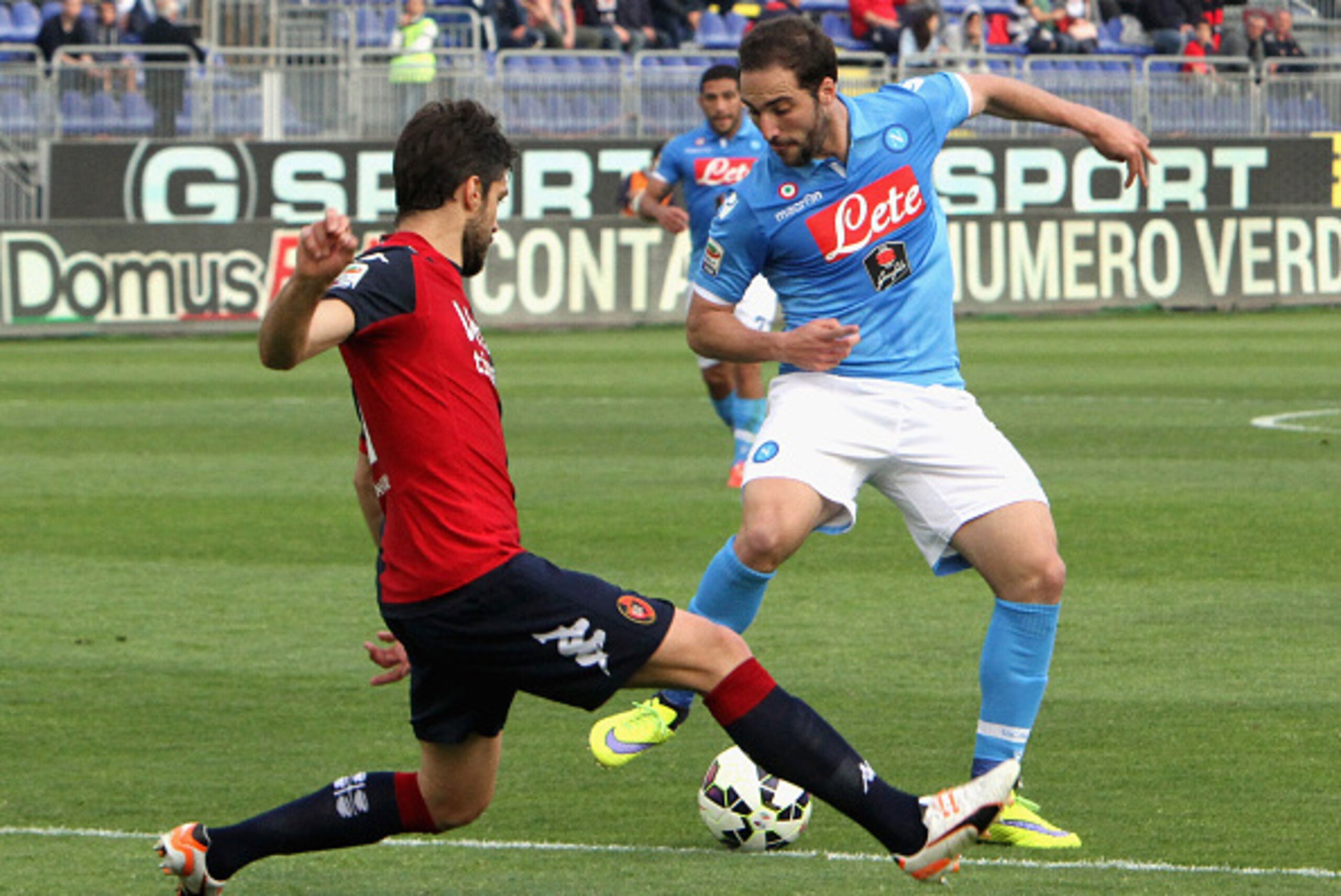 CAGLIARI, ITALY - APRIL 19: Contrast with Diego Farias of Cagliari and Higuain Gonzalo of Napoli during the Serie A match between at Stadio Sant'Elia on April 19, 2015 in Cagliari, Italy. (Photo by Enrico Locci/Getty Images) CAGLIARI, ITALY - APRIL 19: Contrast with Diego Farias of Cagliari and Higuain Gonzalo of Napoli during the Serie A match between at Stadio Sant'Elia on April 19, 2015 in Cagliari, Italy. (Photo by Enrico Locci/Getty Images)