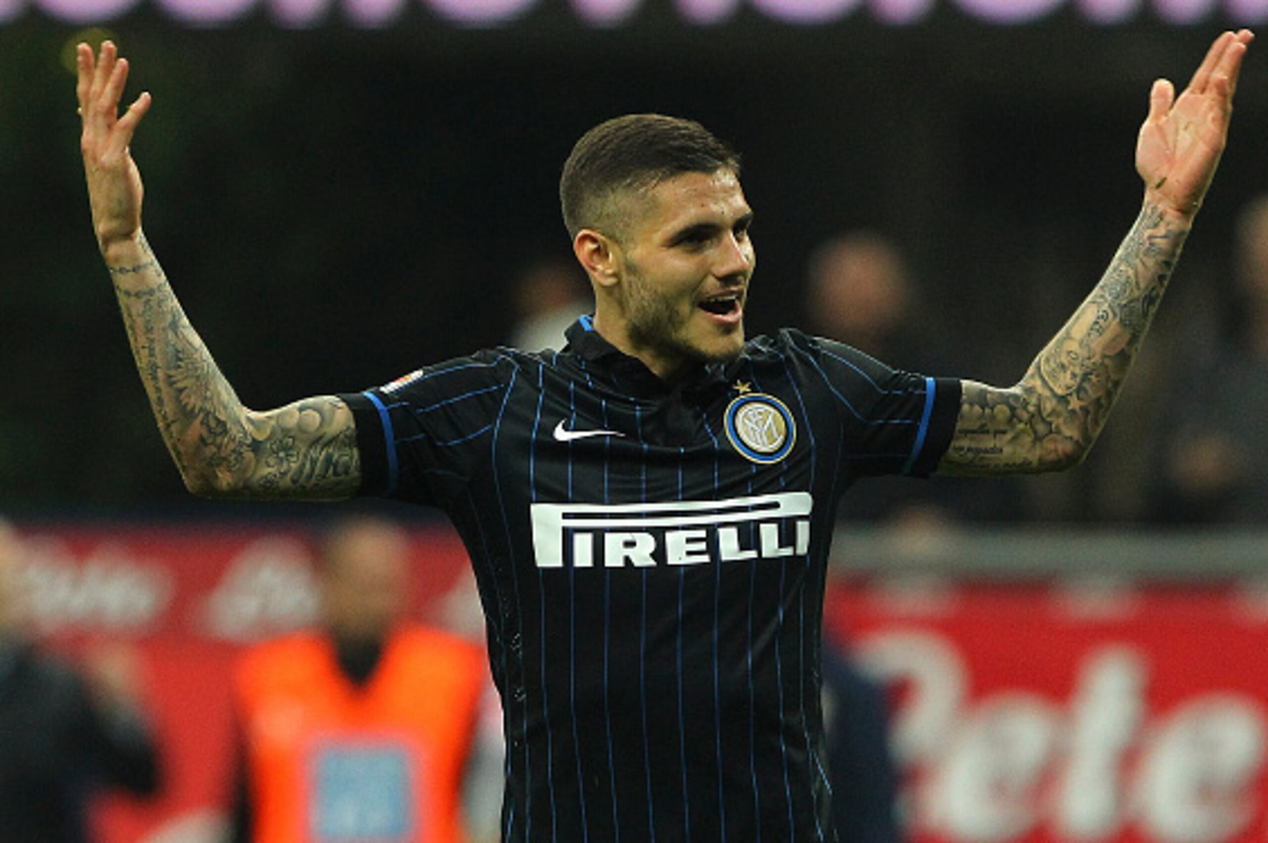 MILAN, ITALY - APRIL 25:  Mauro Emanuel Icardi of FC Internazionale Milano celebrates a victory at the end of the Serie A match between FC Internazionale Milano and AS Roma at Stadio Giuseppe Meazza on April 25, 2015 in Milan, Italy.  (Photo by Marco Luzz