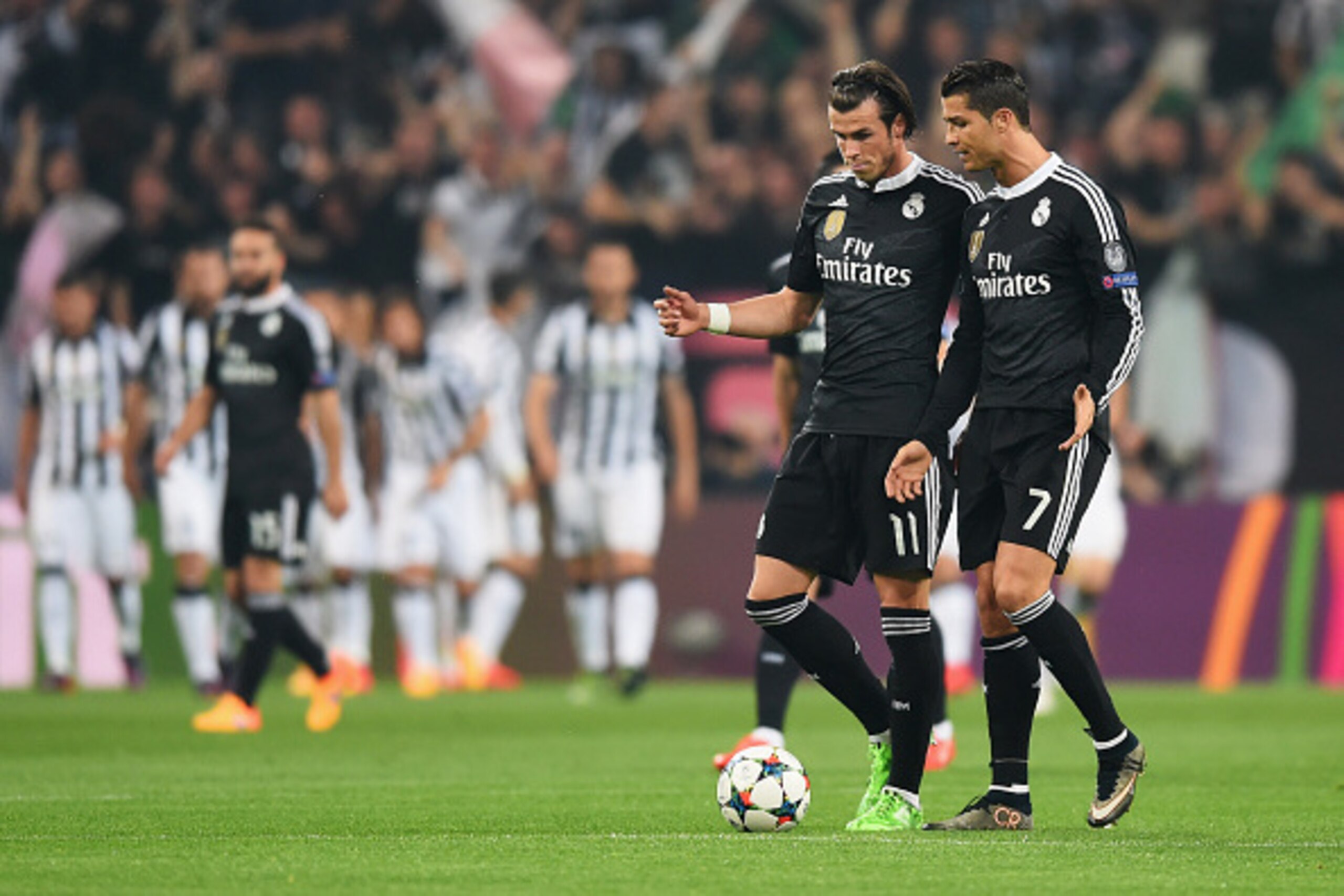 TURIN, ENGLAND - MAY 05:  Gareth Bale and Cristiano Ronaldo of Real Madrid CF in discussion as Alvaro Morata of Juventus scores their first goal during the UEFA Champions League semi final first leg match between Juventus and Real Madrid CF at Juventus Ar