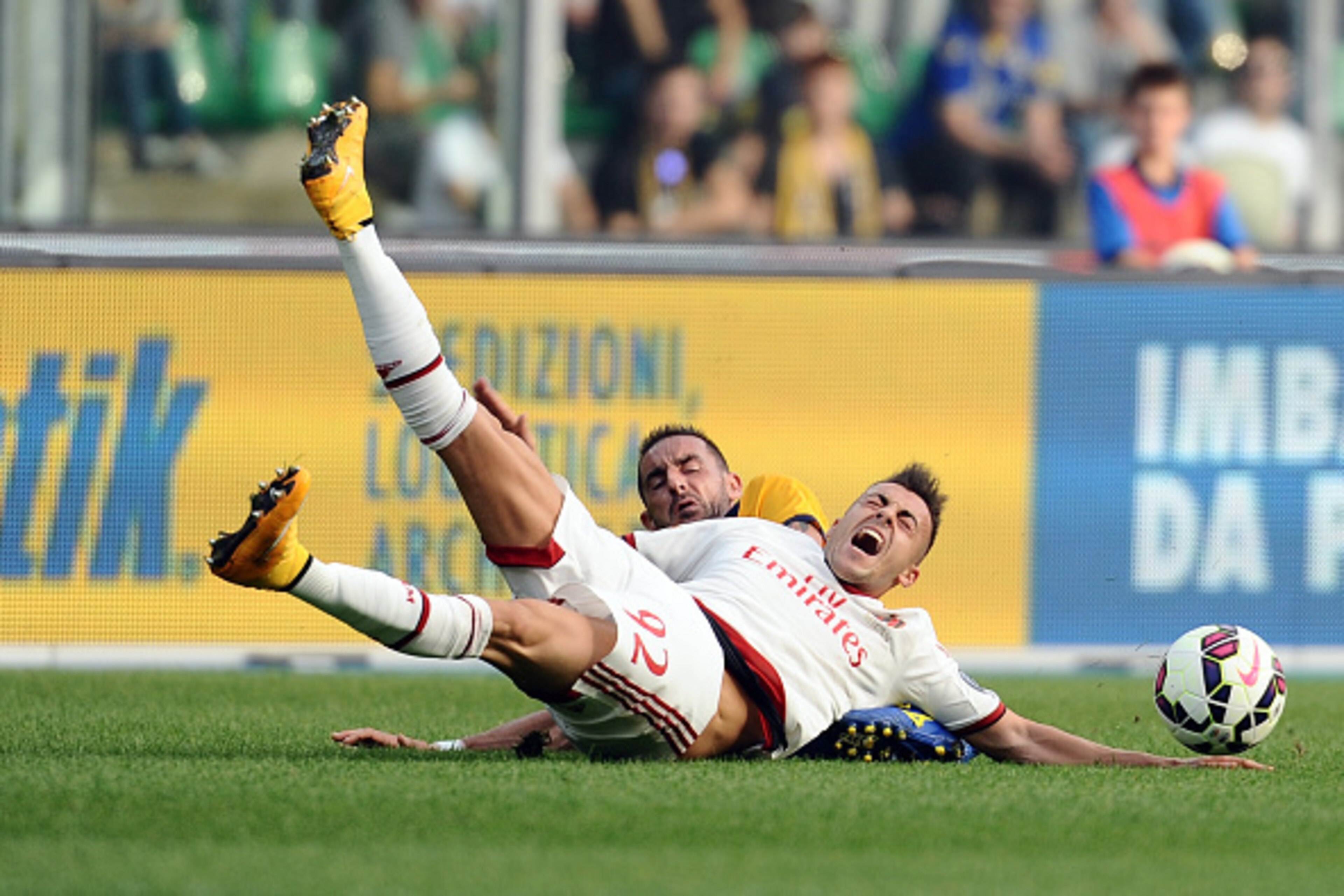 VERONA, ITALY - OCTOBER 19:  Stephan El Shaarawy # 92 of AC Milan ( R ) competes the ball with Alessandro Agostini #33 of Hellas Verona FC ( L ) during the Serie A match between Hellas Verona FC and AC Milan at Stadio Marc'Antonio Bentegodi on October 19,