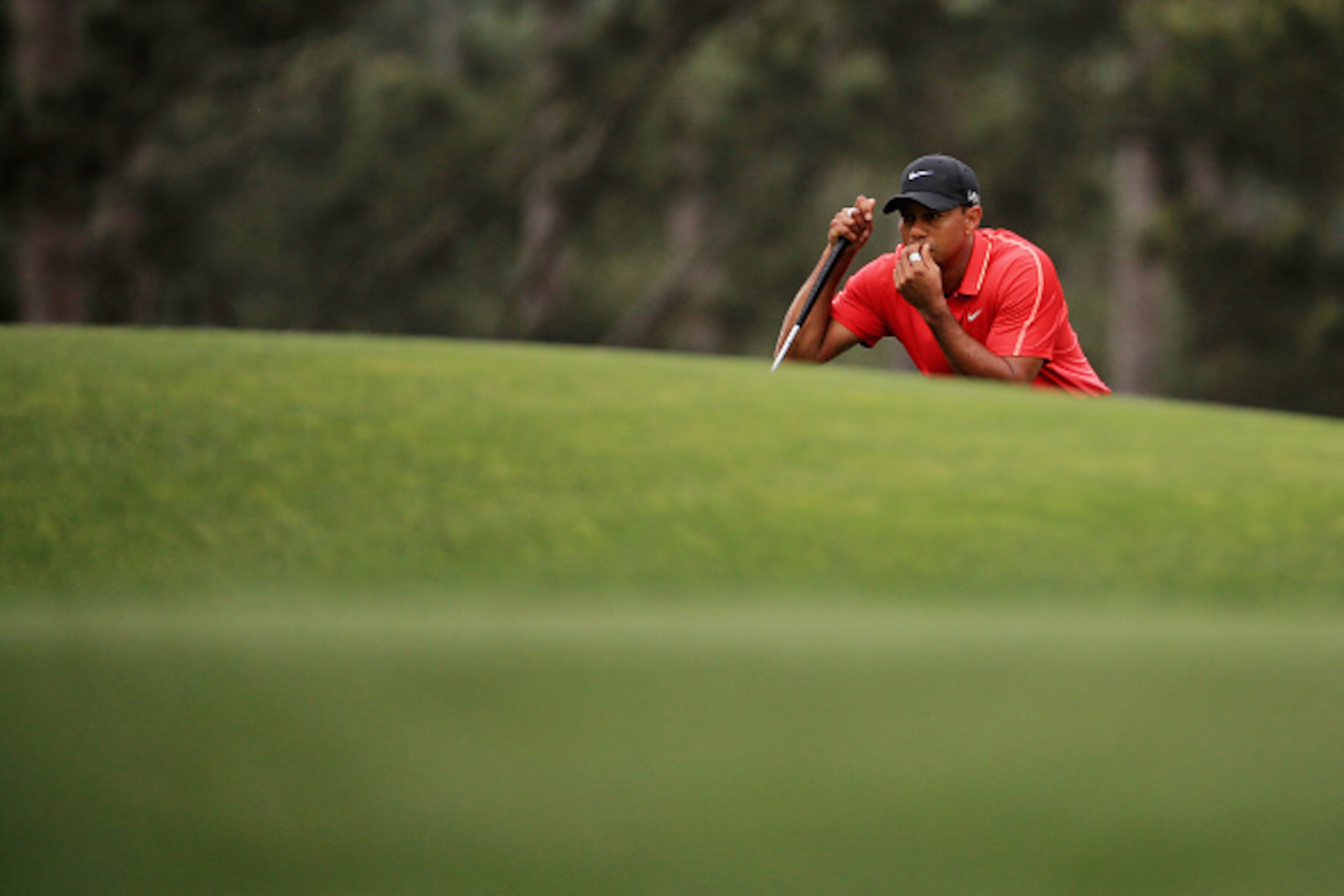 AUGUSTA, GA - APRIL 12:  Tiger Woods of the United States lines up a putt on the third green during the final round of the 2015 Masters Tournament at Augusta National Golf Club on April 12, 2015 in Augusta, Georgia.  (Photo by David Cannon/Getty Images)
