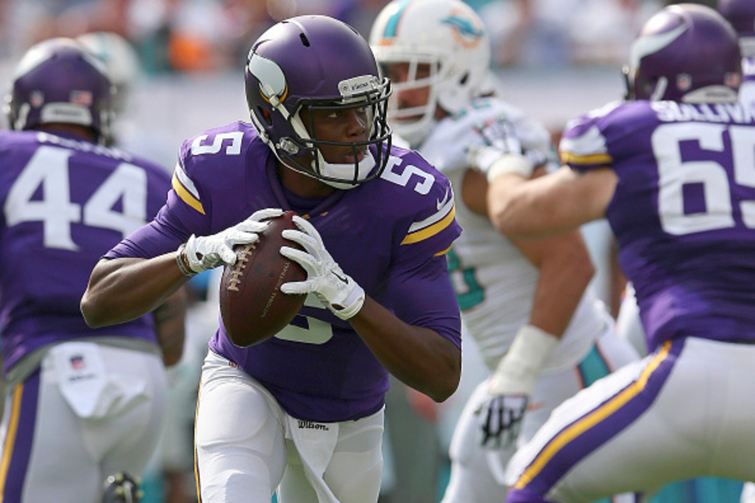 MIAMI GARDENS, FL - DECEMBER 21:  Quarterback Teddy Bridgewater #5 of the Minnesota Vikings looks for a receiver in the first quarter during a game against the Miami Dolphins at Sun Life Stadium on December 21, 2014 in Miami Gardens, Florida.  (Photo by M