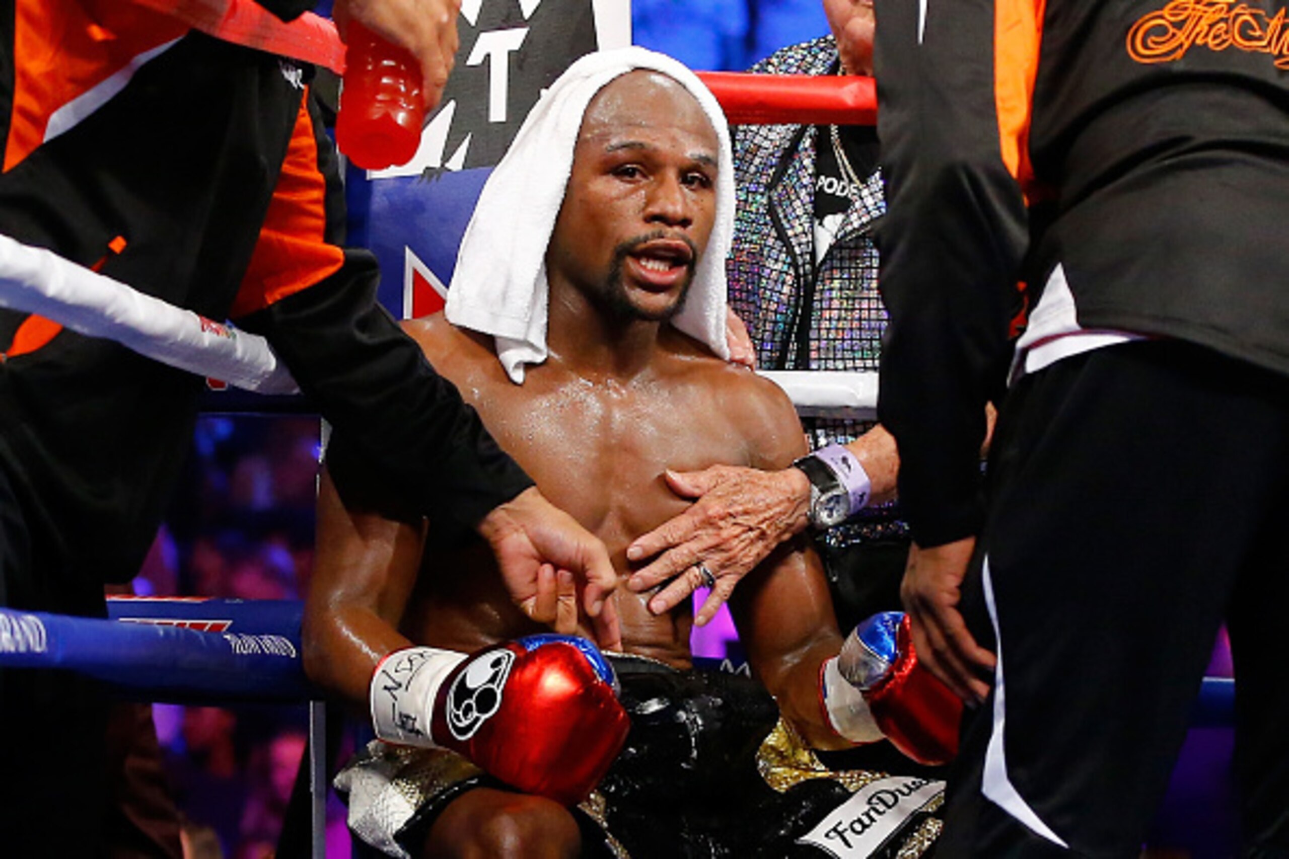 LAS VEGAS, NV - MAY 02:  Floyd Mayweather Jr. in his corner while taking on Manny Pacquiao in their welterweight unification championship bout on May 2, 2015 at MGM Grand Garden Arena in Las Vegas, Nevada.  (Photo by Al Bello/Getty Images)
