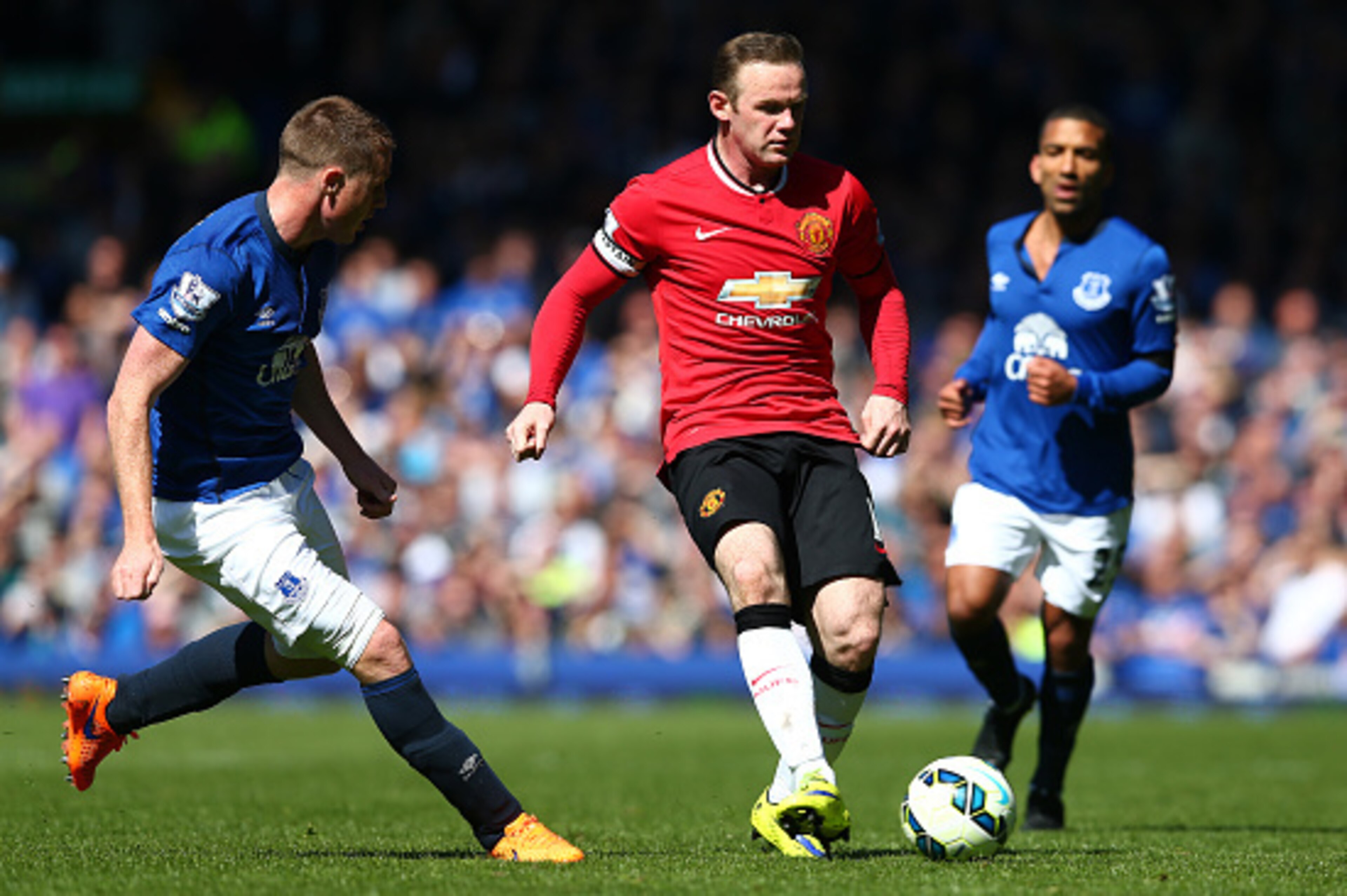 LIVERPOOL, ENGLAND - APRIL 26: Wayne Rooney of Manchester United in action during the Barclays Premier League match between Everton and Manchester United at Goodison Park on April 26, 2015 in Liverpool, England.  (Photo by Clive Brunskill/Getty Images)