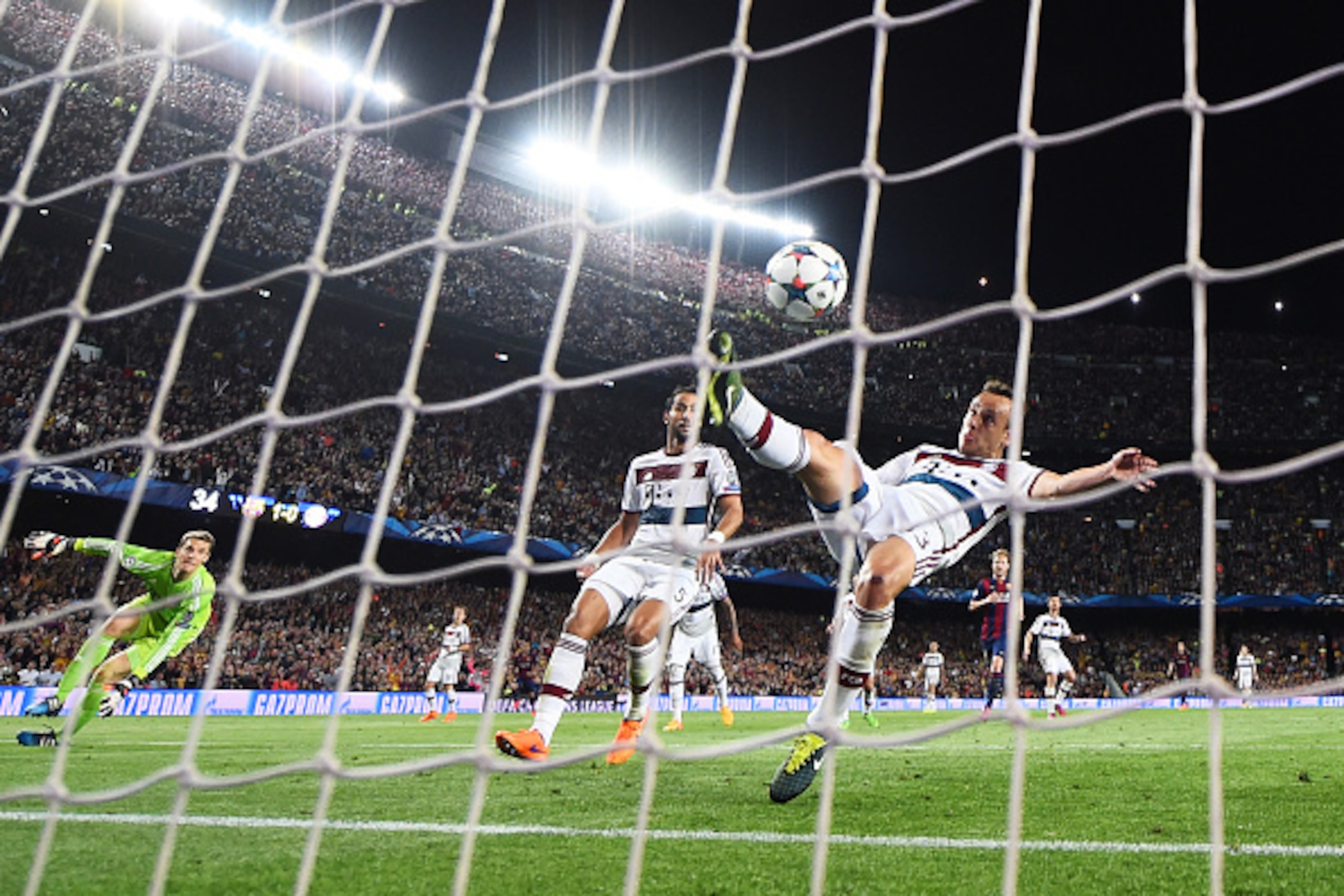 BARCELONA, SPAIN - MAY 06:  Lionel Messi (not seen) of Barcelona scores his team's second goal despite the efforts from Rafinha of Bayern Muenchen during the UEFA Champions League Semi Final, first leg match between FC Barcelona and FC Bayern Muenchen at 