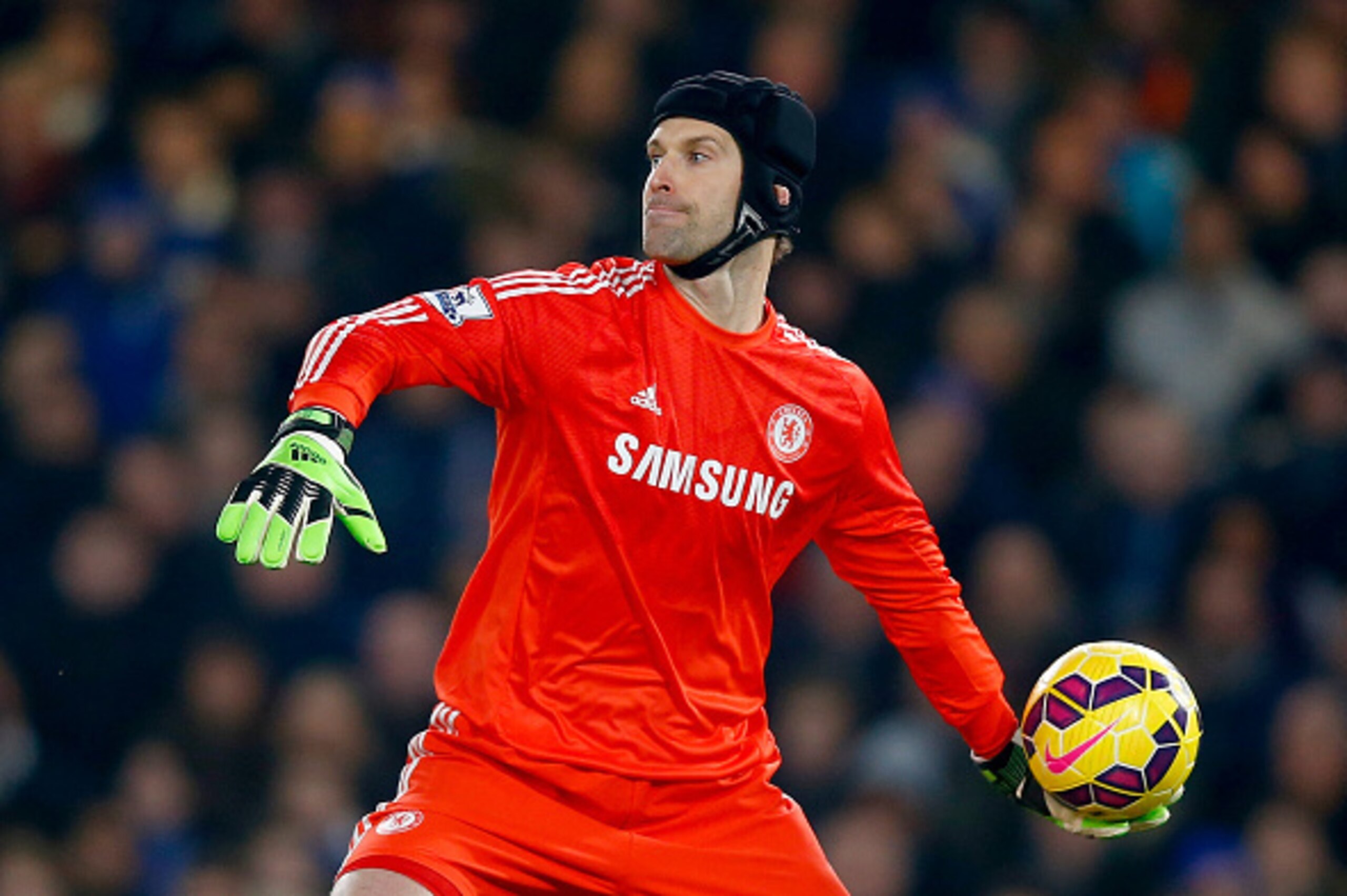 LONDON, ENGLAND - FEBRUARY 11: Petr Cech of Chelsea during the Barclays Premier League match between Chelsea and Everton at Stamford Bridge on February 11, 2015 in London, England (Photo by Clive Rose/Getty Images) LONDON, ENGLAND - FEBRUARY 11: Petr Cech of Chelsea during the Barclays Premier League match between Chelsea and Everton at Stamford Bridge on February 11, 2015 in London, England (Photo by Clive Rose/Getty Images)