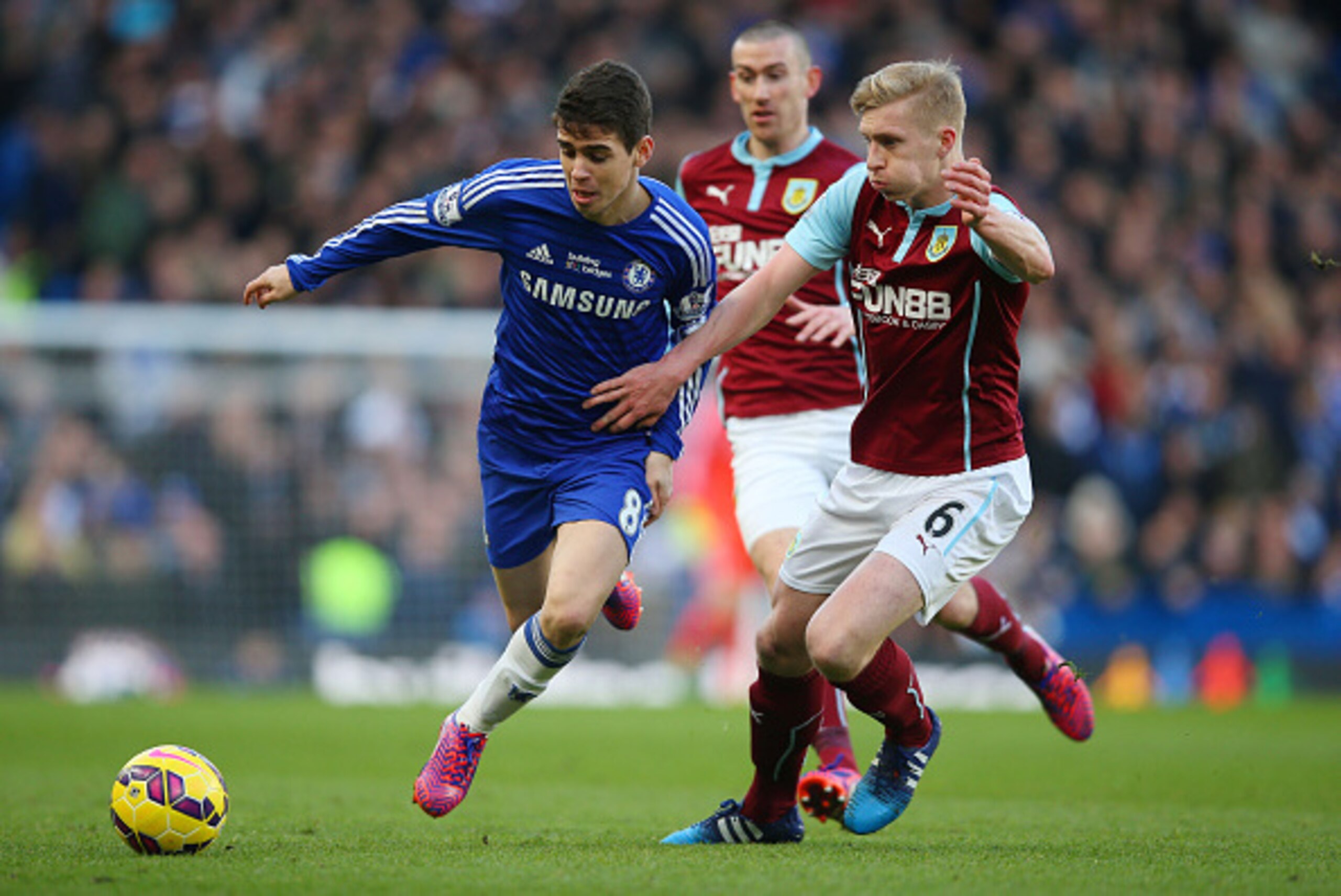 LONDON, ENGLAND - FEBRUARY 21:  Oscar of Chelsea is tackled by Ben Mee of Burnley during the Barclays Premier League match between Chelsea and Burnley at Stamford Bridge on February 21, 2015 in London, England.  (Photo by Paul Gilham/Getty Images)