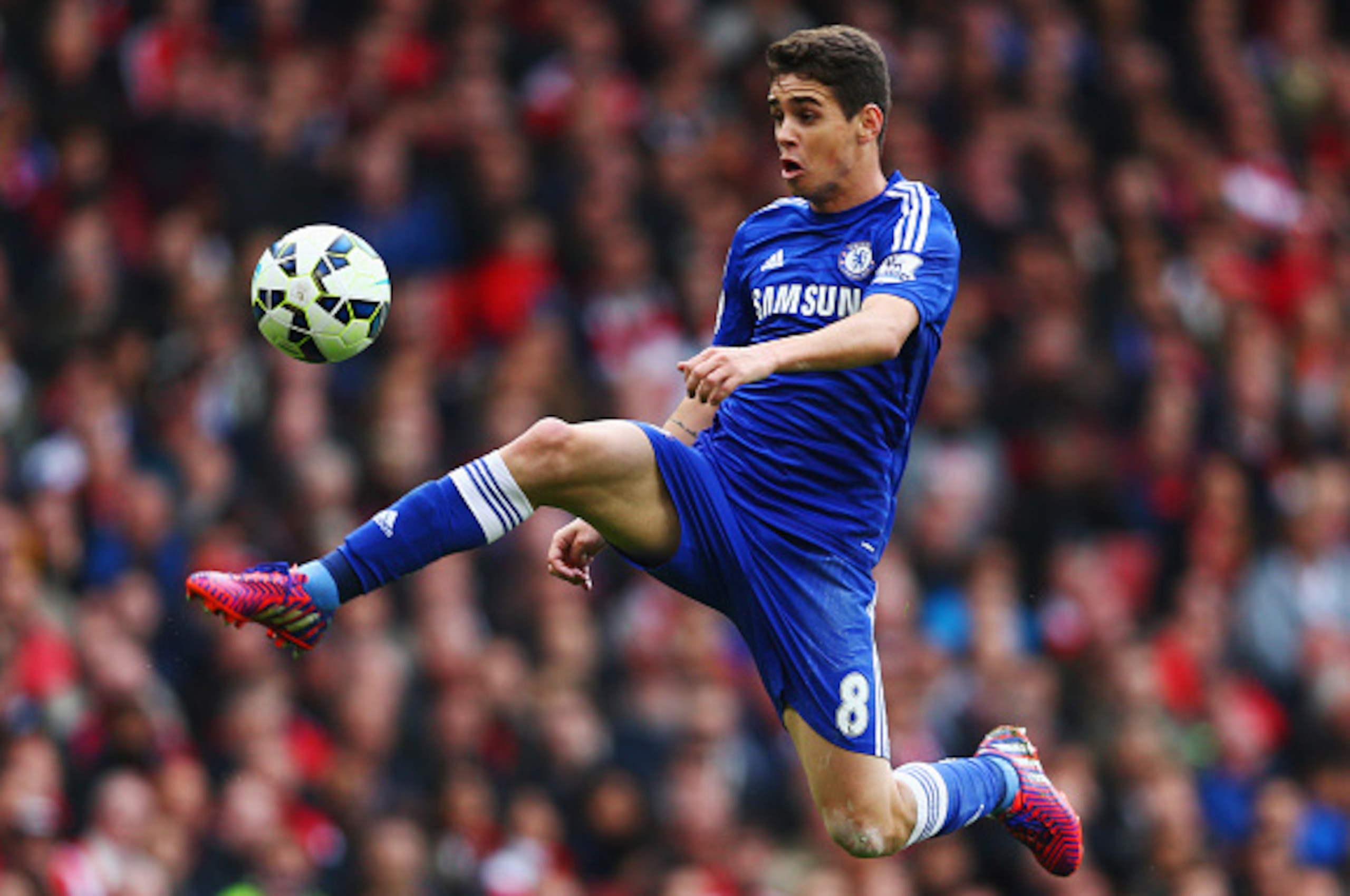 LONDON, ENGLAND - APRIL 26:  Oscar of Chelsea controls the ball during the Barclays Premier League match between Arsenal and Chelsea at Emirates Stadium on April 26, 2015 in London, England.  (Photo by Paul Gilham/Getty Images)