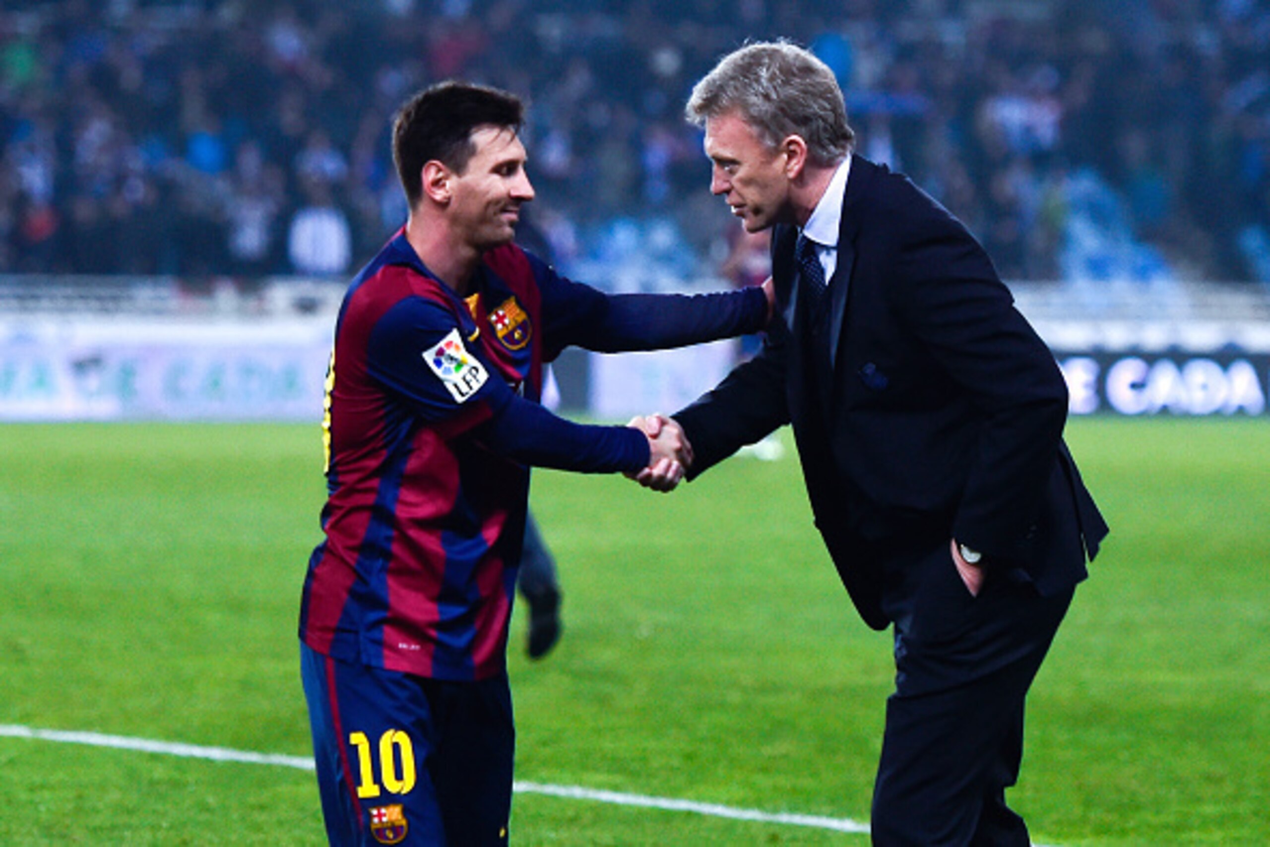 SAN SEBASTIAN, SPAIN - JANUARY 04:  Head coach David Moyes of Real Sociedad shakes hands with Lionel Messi of FC Barcelona at the end of the La Liga match between Real Sociedad de Futbol and FC Barcelona at Estadio Anoeta on January 4, 2015 in San Sebasti