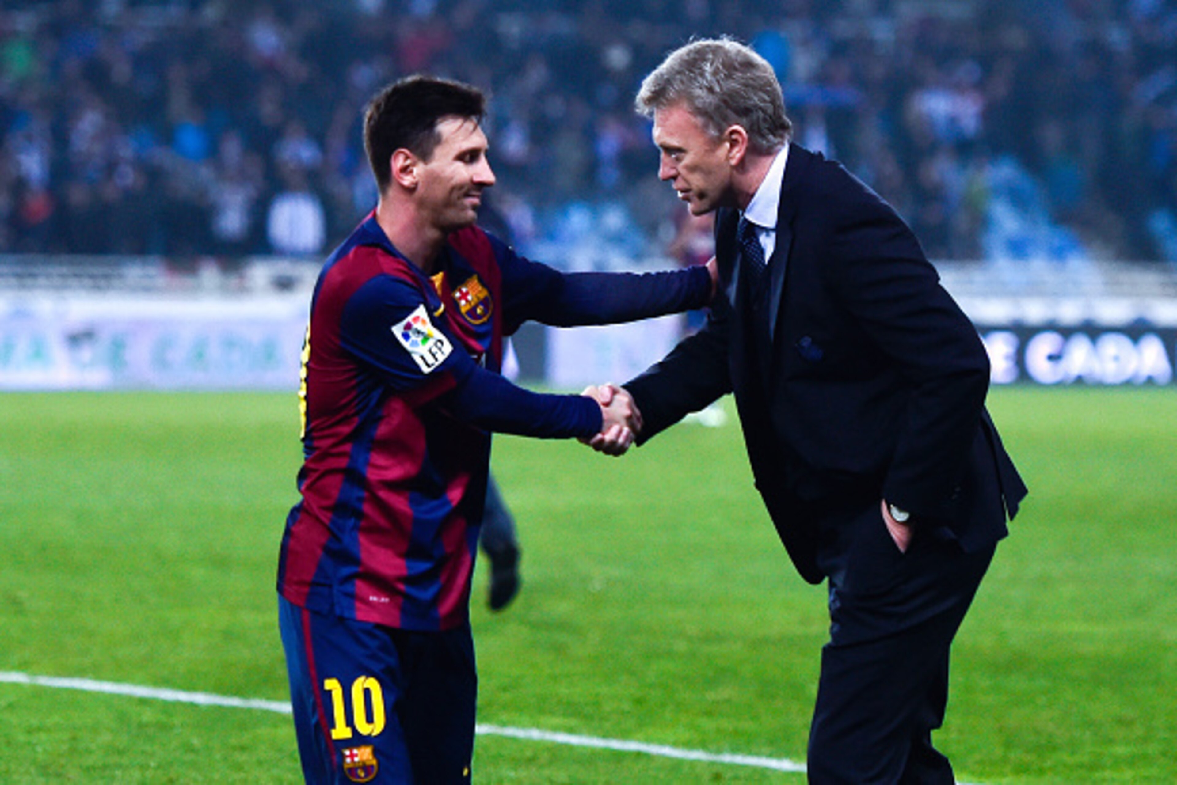 SAN SEBASTIAN, SPAIN - JANUARY 04:  Head coach David Moyes of Real Sociedad shakes hands with Lionel Messi of FC Barcelona at the end of the La Liga match between Real Sociedad de Futbol and FC Barcelona at Estadio Anoeta on January 4, 2015 in San Sebasti
