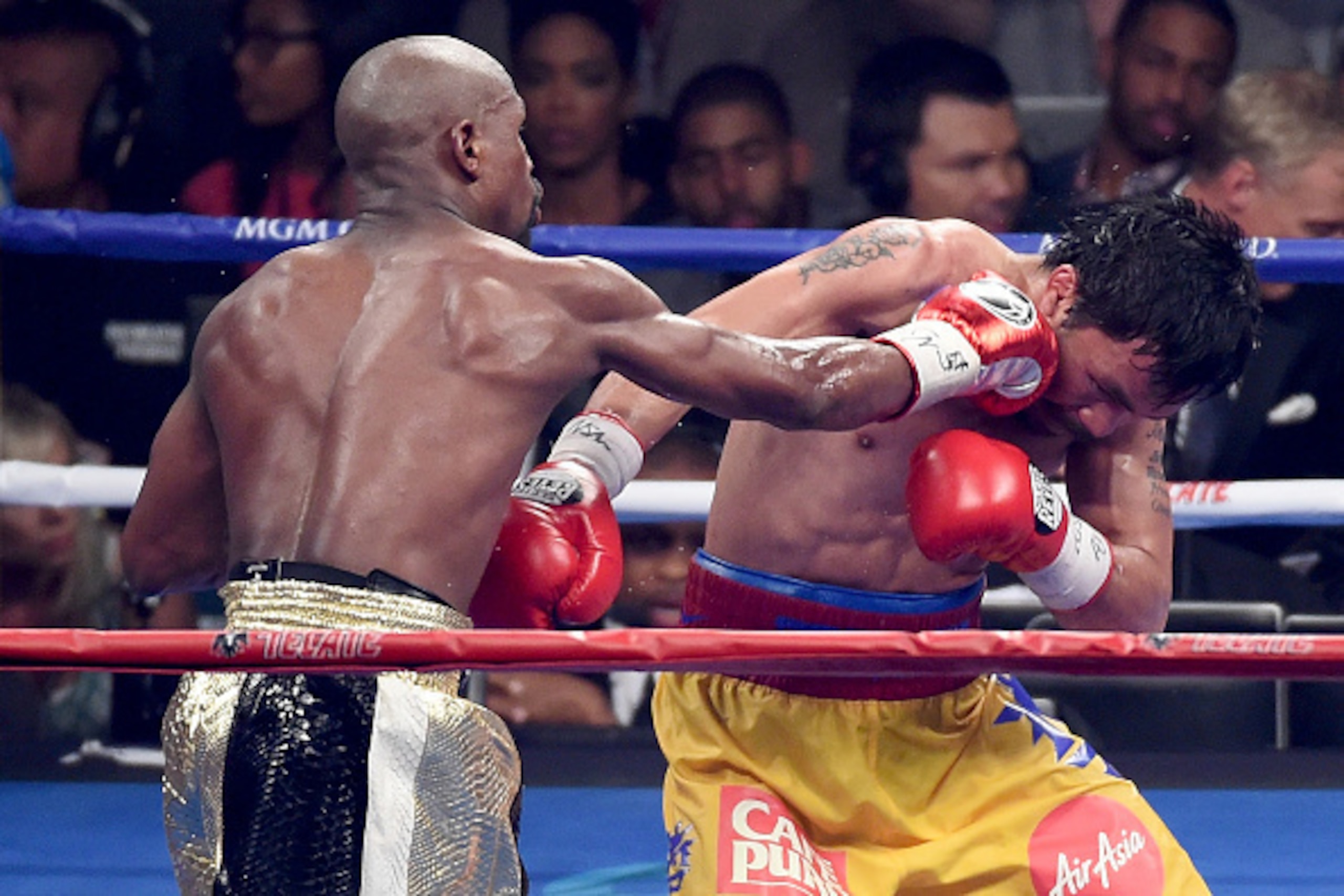 LAS VEGAS, NV - MAY 02: Floyd Mayweather Jr. throws a right at Manny Pacquiao during their welterweight unification championship bout on May 2, 2015 at MGM Grand Garden Arena in Las Vegas, Nevada. (Photo by Jason Merritt/Getty Images) LAS VEGAS, NV - MAY 02: Floyd Mayweather Jr. throws a right at Manny Pacquiao during their welterweight unification championship bout on May 2, 2015 at MGM Grand Garden Arena in Las Vegas, Nevada. (Photo by Jason Merritt/Getty Images)