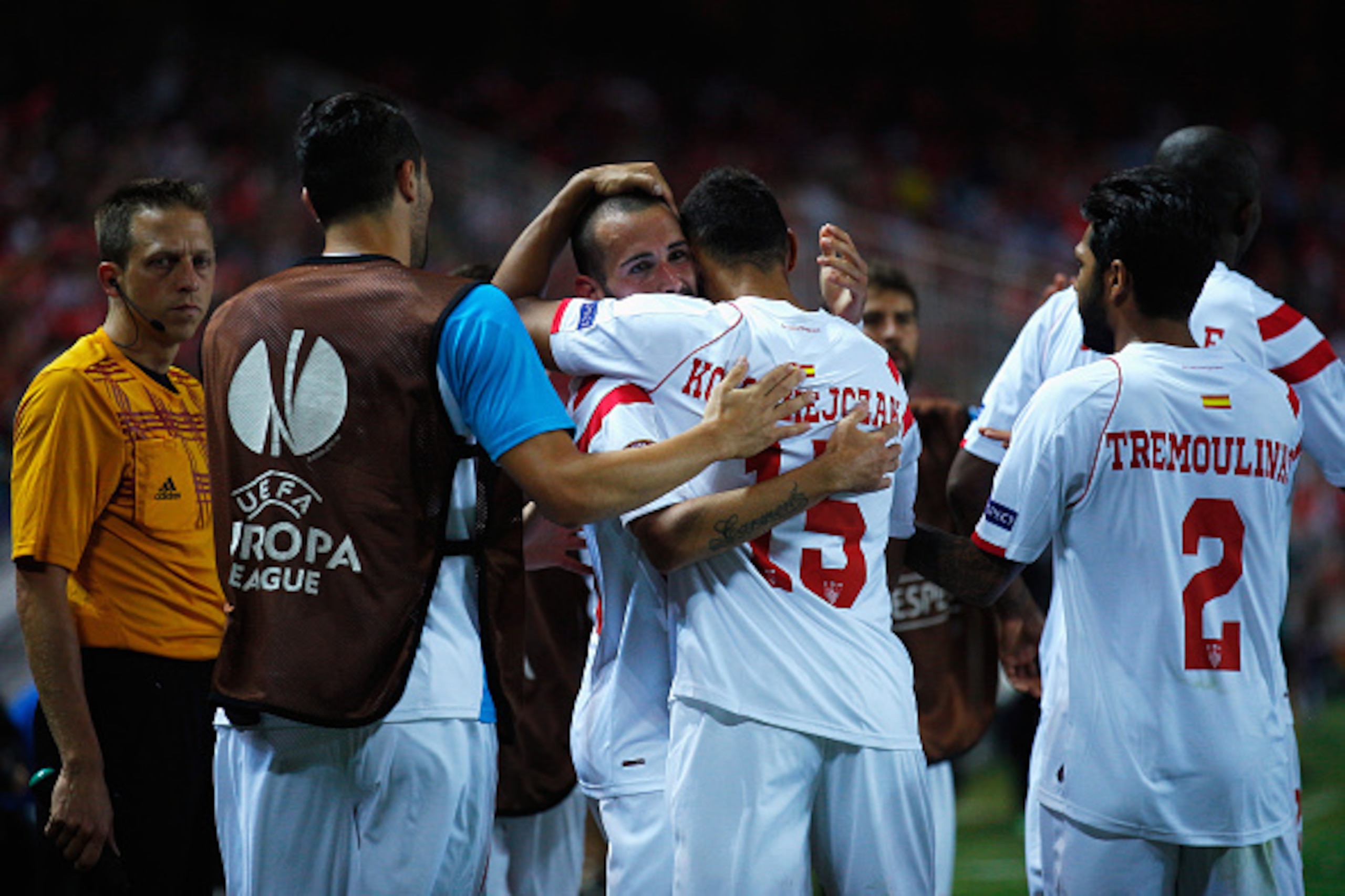 SEVILLE, SPAIN - MAY 07: Aleix Vidal of Sevilla celebrates scoring his second goal with team mates during the UEFA Europa League Semi Final first leg match between FC Sevilla and ACF Fiorentina at Estadio Ramon Sanchez Pizjuan on May 7, 2015 in Seville, SEVILLE, SPAIN - MAY 07: Aleix Vidal of Sevilla celebrates scoring his second goal with team mates during the UEFA Europa League Semi Final first leg match between FC Sevilla and ACF Fiorentina at Estadio Ramon Sanchez Pizjuan on May 7, 2015 in Seville,