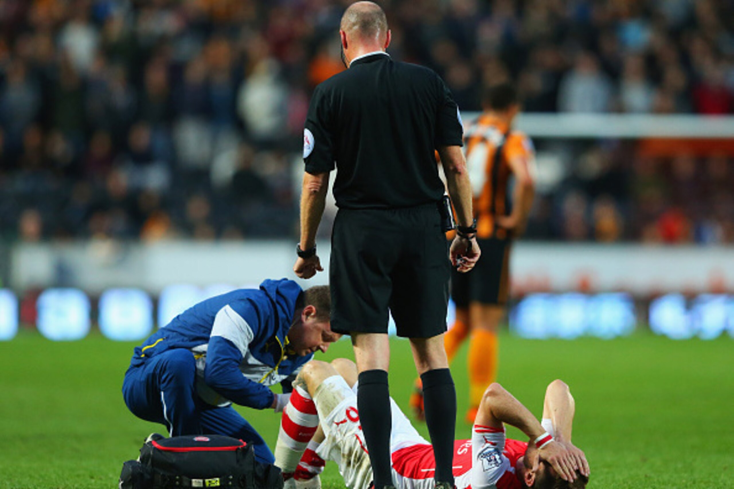HULL, ENGLAND - MAY 04:  Aaron Ramsey of Arsenal is given treatment during the Barclays Premier League match between Hull City and Arsenal at KC Stadium on May 4, 2015 in Hull, England.  (Photo by Alex Livesey/Getty Images)