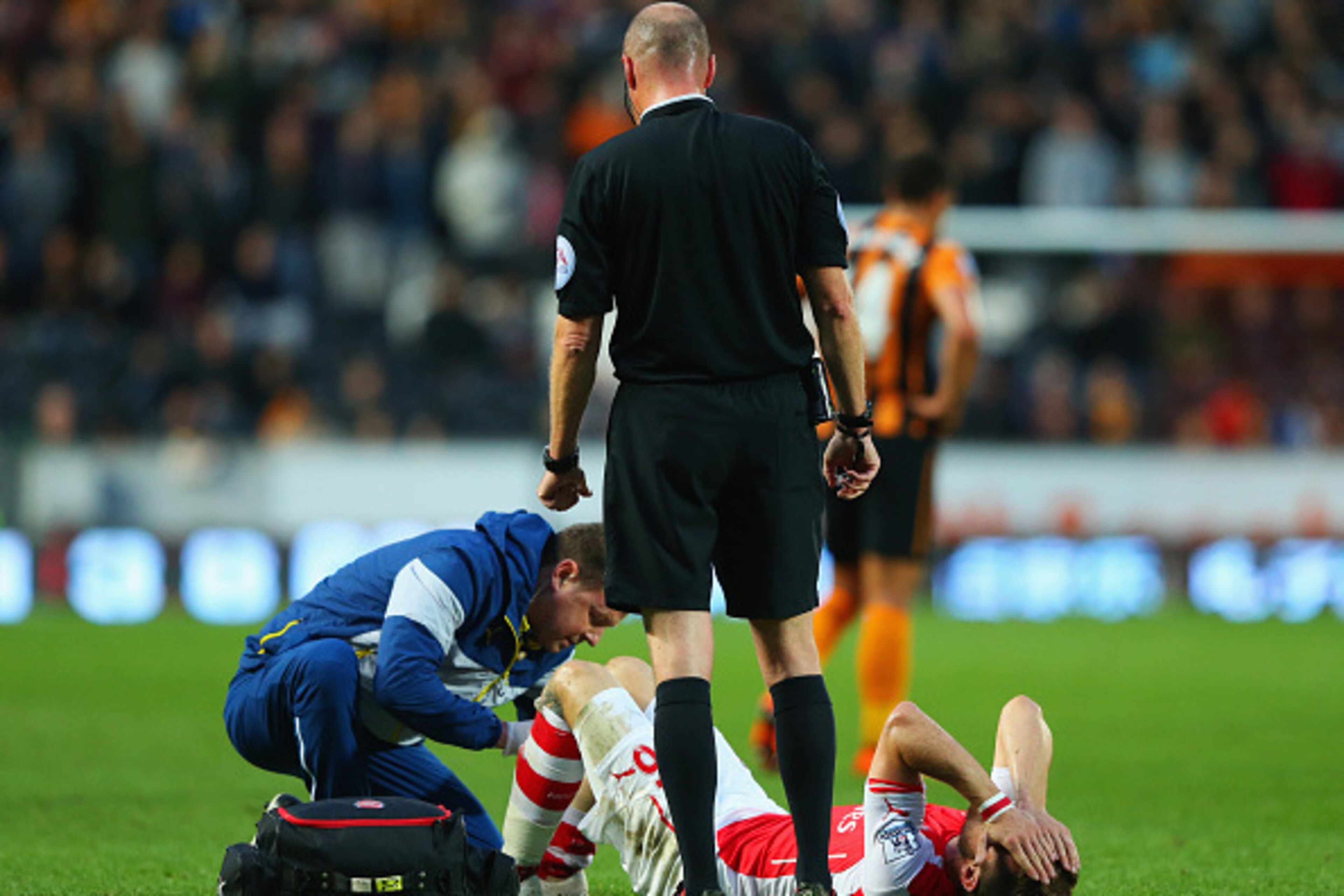 HULL, ENGLAND - MAY 04:  Aaron Ramsey of Arsenal is given treatment during the Barclays Premier League match between Hull City and Arsenal at KC Stadium on May 4, 2015 in Hull, England.  (Photo by Alex Livesey/Getty Images)