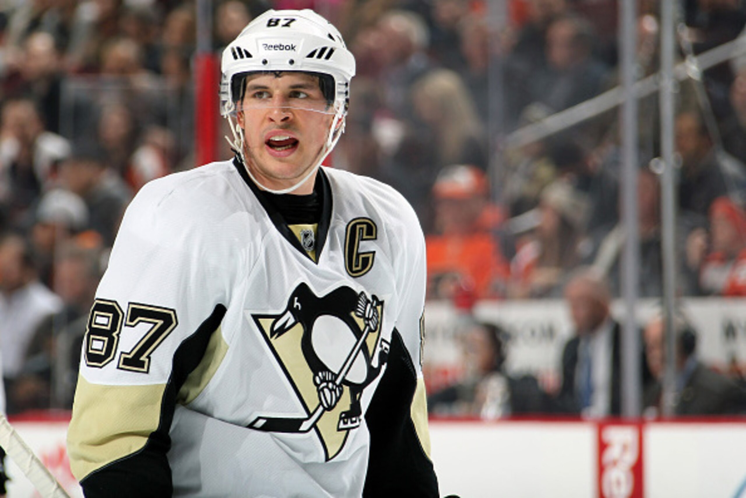 PHILADELPHIA, PA - JANUARY 20:  Sidney Crosby #87 of the Pittsburgh Penguins looks on against the Philadelphia Flyers on January 20, 2015 at the Wells Fargo Center in Philadelphia, Pennsylvania.  (Photo by Len Redkoles/NHLI via Getty Images)