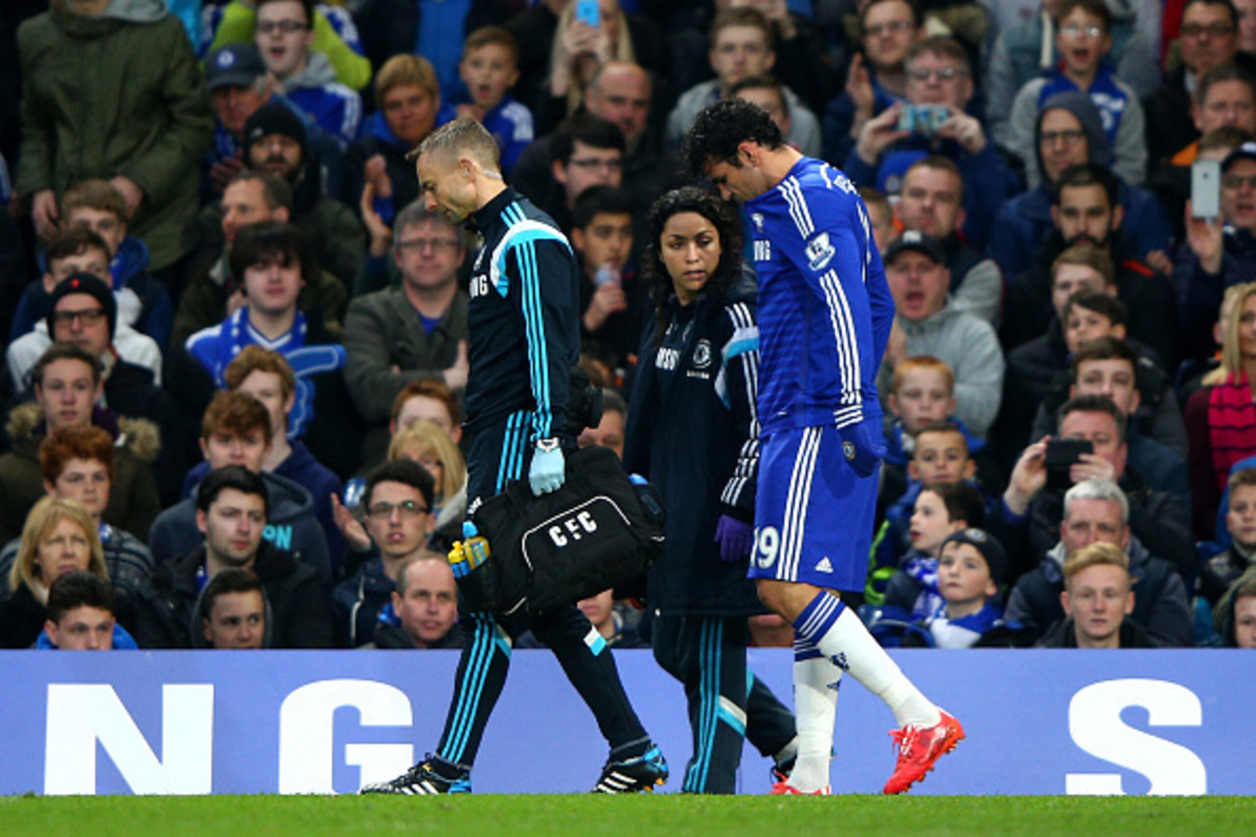 LONDON, ENGLAND - APRIL 04:  Diego Costa of Chelsea walks off the pitch after picking up an injury during the Barclays Premier League match between Chelsea and Stoke City at Stamford Bridge on April 4, 2015 in London, England.  (Photo by Ian Walton/Getty 