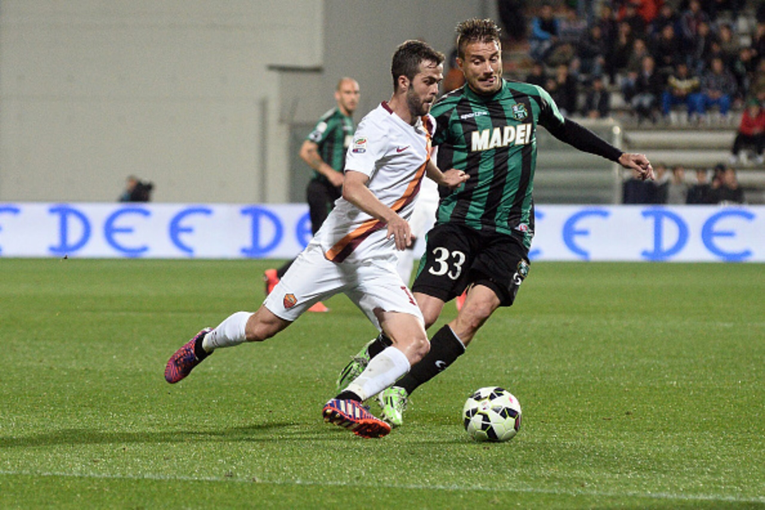 REGGIO NELL'EMILIA, ITALY - APRIL 29: Miralem Pjanic # 15 of AS Roma in action during the Serie A match between US Sassuolo Calcio and AS Roma on April 29, 2015 in Reggio nell'Emilia, Italy. (Photo by Mario Carlini / Iguana Press/Getty Images) REGGIO NELL'EMILIA, ITALY - APRIL 29: Miralem Pjanic # 15 of AS Roma in action during the Serie A match between US Sassuolo Calcio and AS Roma on April 29, 2015 in Reggio nell'Emilia, Italy. (Photo by Mario Carlini / Iguana Press/Getty Images)