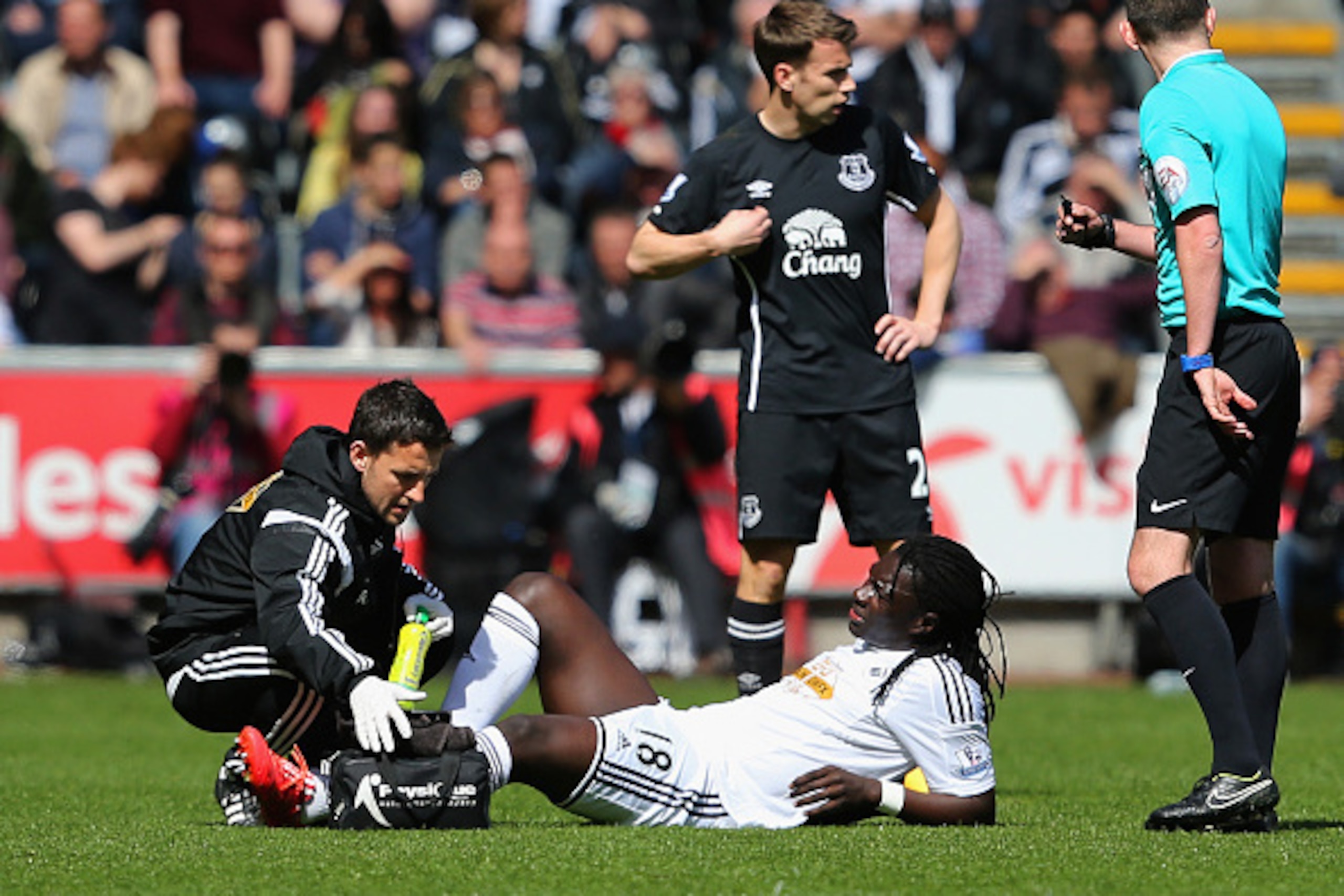 SWANSEA, WALES - APRIL 11: Bafetibis Gomis of Swansea City receives treatment during the Barclays Premier League match between Swansea City and Everton at Liberty Stadium on April 11, 2015 in Swansea, Wales. (Photo by Jan Kruger/Getty Images) SWANSEA, WALES - APRIL 11: Bafetibis Gomis of Swansea City receives treatment during the Barclays Premier League match between Swansea City and Everton at Liberty Stadium on April 11, 2015 in Swansea, Wales. (Photo by Jan Kruger/Getty Images)