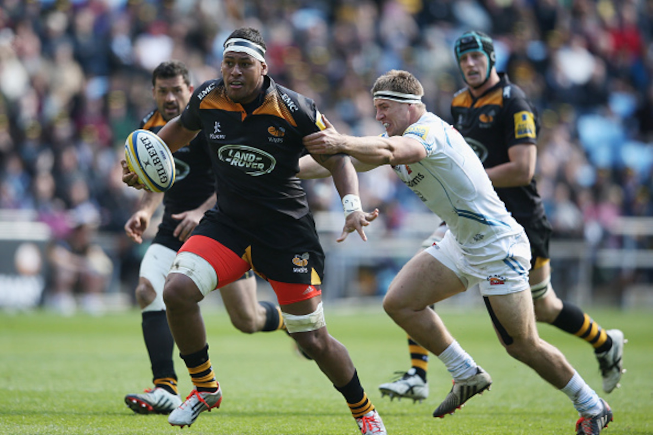 COVENTRY, ENGLAND - APRIL 26:  Nathan Hughes, of Wasps breaks from Sam Hill during the Aviva Premiership match between Wasps and Exeter Chiefs at the Ricoh Arena on April 26, 2015 in Coventry, England.  (Photo by David Rogers/Getty Images)