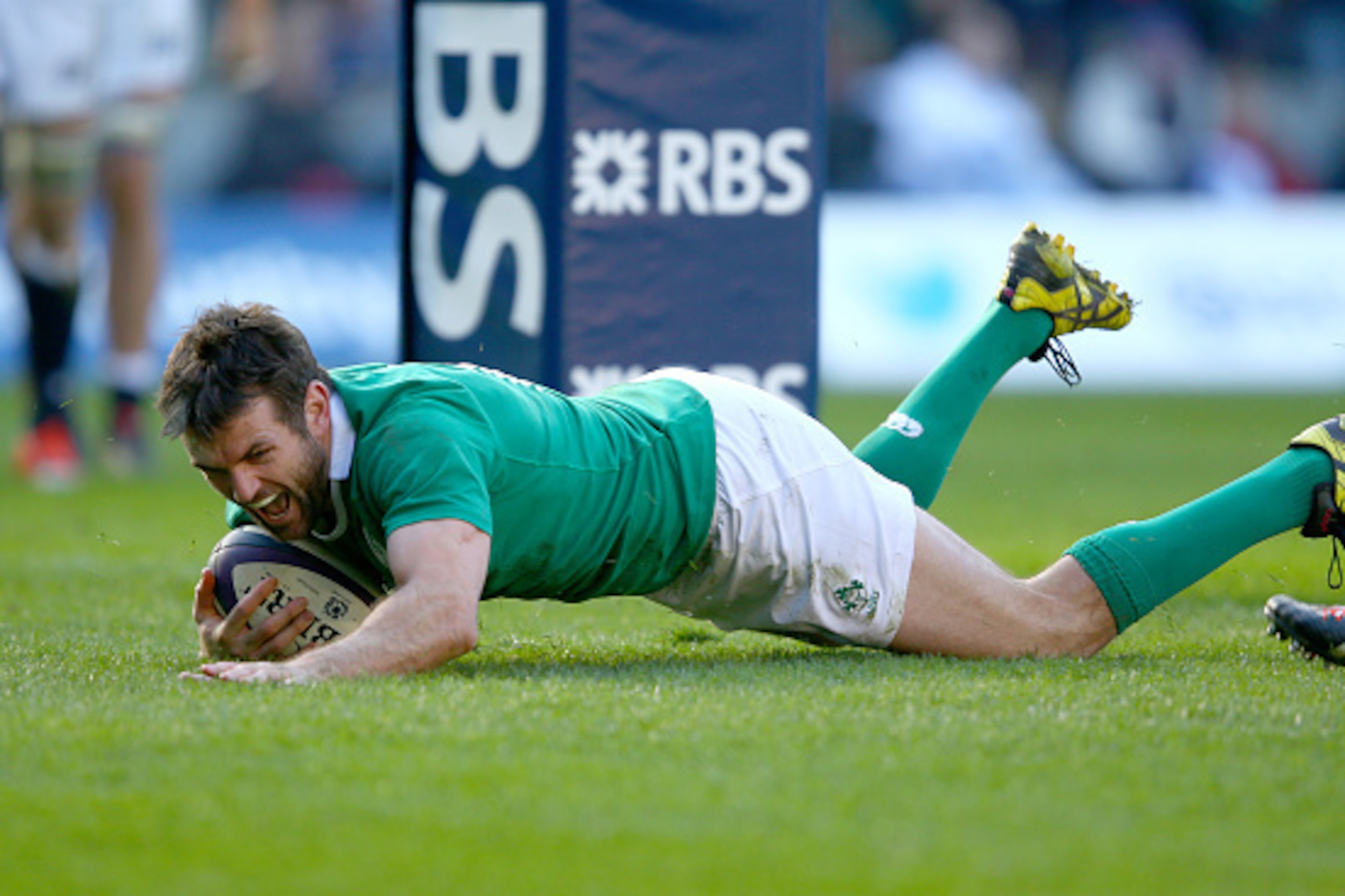 EDINBURGH, SCOTLAND - MARCH 21:  Jared Payne of Ireland dives over to score the third try during the RBS Six Nations match between Scotland and Ireland at Murrayfield on March 21, 2015 in Edinburgh, Scotland.  (Photo by Richard Heathcote/Getty Images)