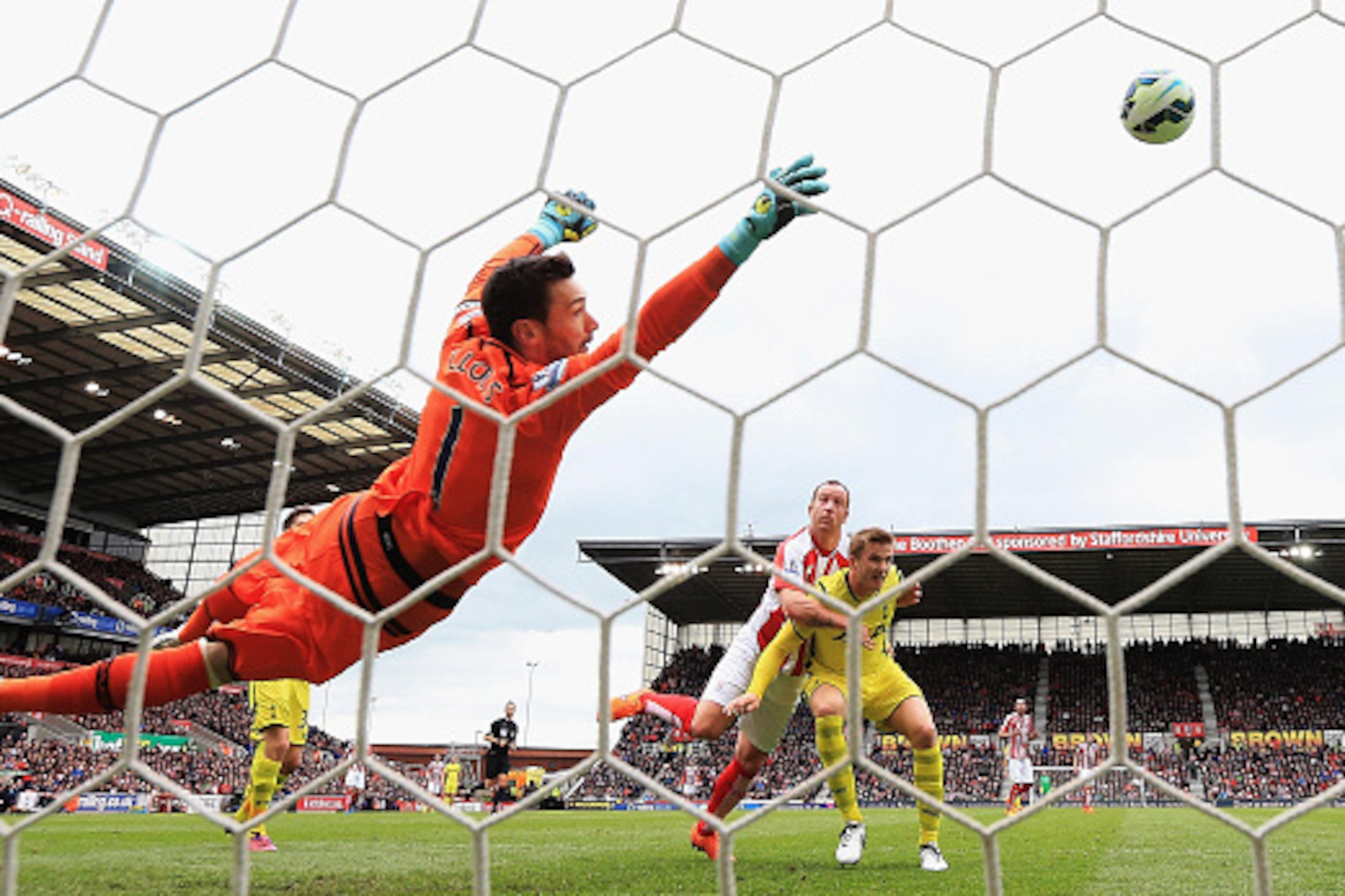 STOKE ON TRENT, ENGLAND - MAY 09:  Charlie Adam of Stoke City scores the opening goal past Hugo Lloris of Tottenham Hotspur during the Barclays Premier League match between Stoke City and Tottenham Hotspur at Britannia Stadium on May 9, 2015 in Stoke on T