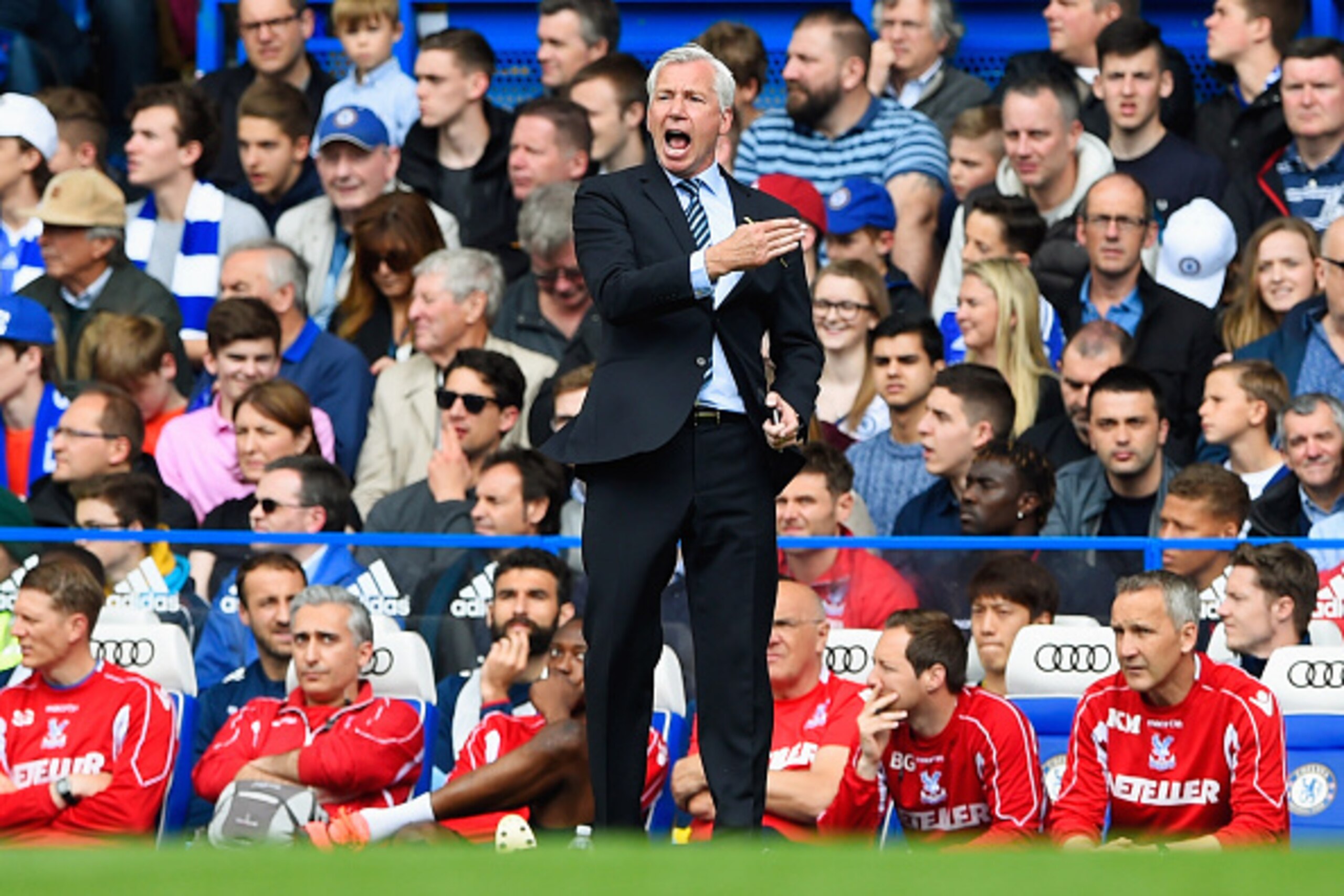 LONDON, ENGLAND - MAY 03:  Alan Pardew manager of Crystal Palace shouts from the touchline during the Barclays Premier League match between Chelsea and Crystal Palace at Stamford Bridge on May 3, 2015 in London, England.  (Photo by Mike Hewitt/Getty Image