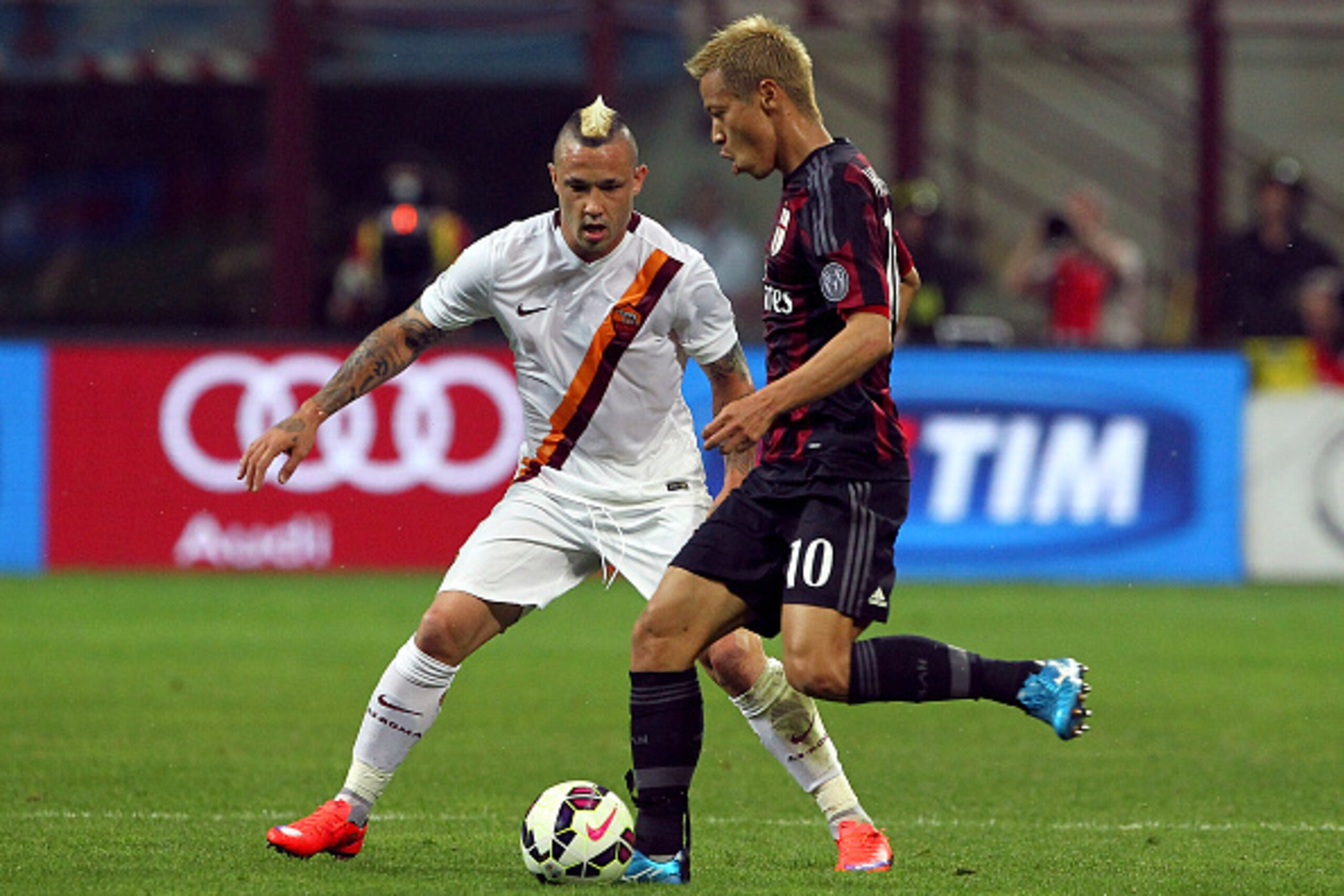 MILAN, ITALY - MAY 09:  Keisuke Honda (R) of AC Milan is challenged by Radja Nainggolan (L) of AS Roma during the Serie A match between AC Milan and AS Roma at Stadio Giuseppe Meazza on May 9, 2015 in Milan, Italy.  (Photo by Marco Luzzani/Getty Images)