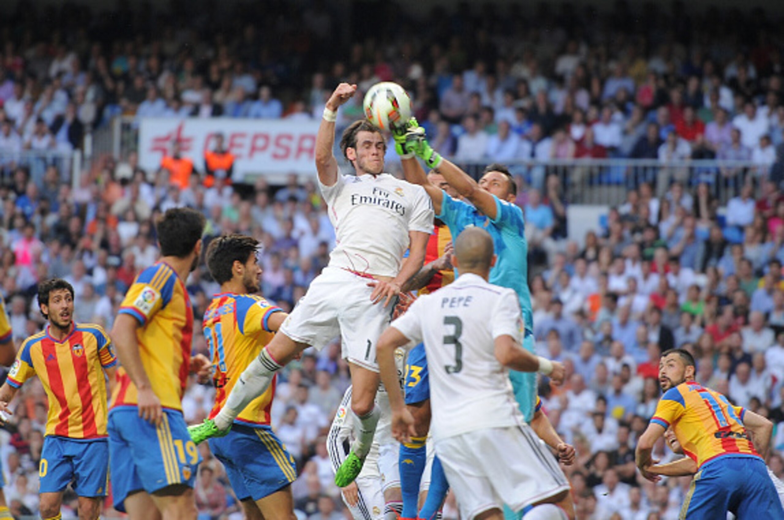 MADRID, SPAIN - MAY 09:  Gareth Bale of Real Madrid goes for a high ball against Diego Alves of Valencia CF during the La Liga match between Real Madrid CF and Valencia CF at Estadio Santiago Bernabeu on May 9, 2015 in Madrid, Spain.  (Photo by Denis Doyl