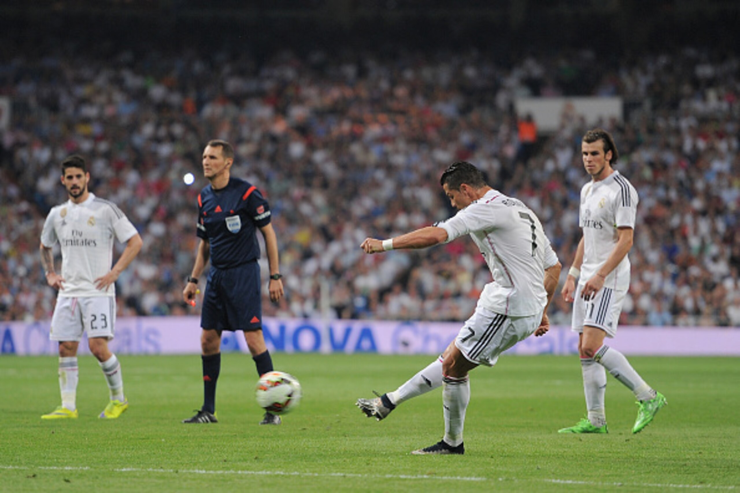 MADRID, SPAIN - MAY 09:  Cristiano Ronaldo of Real Madrid CF takes a free kick during the La Liga match between Real Madrid CF and Valencia CF at Estadio Santiago Bernabeu on May 9, 2015 in Madrid, Spain. Roandlo failed to score from the penalty.  (Photo 