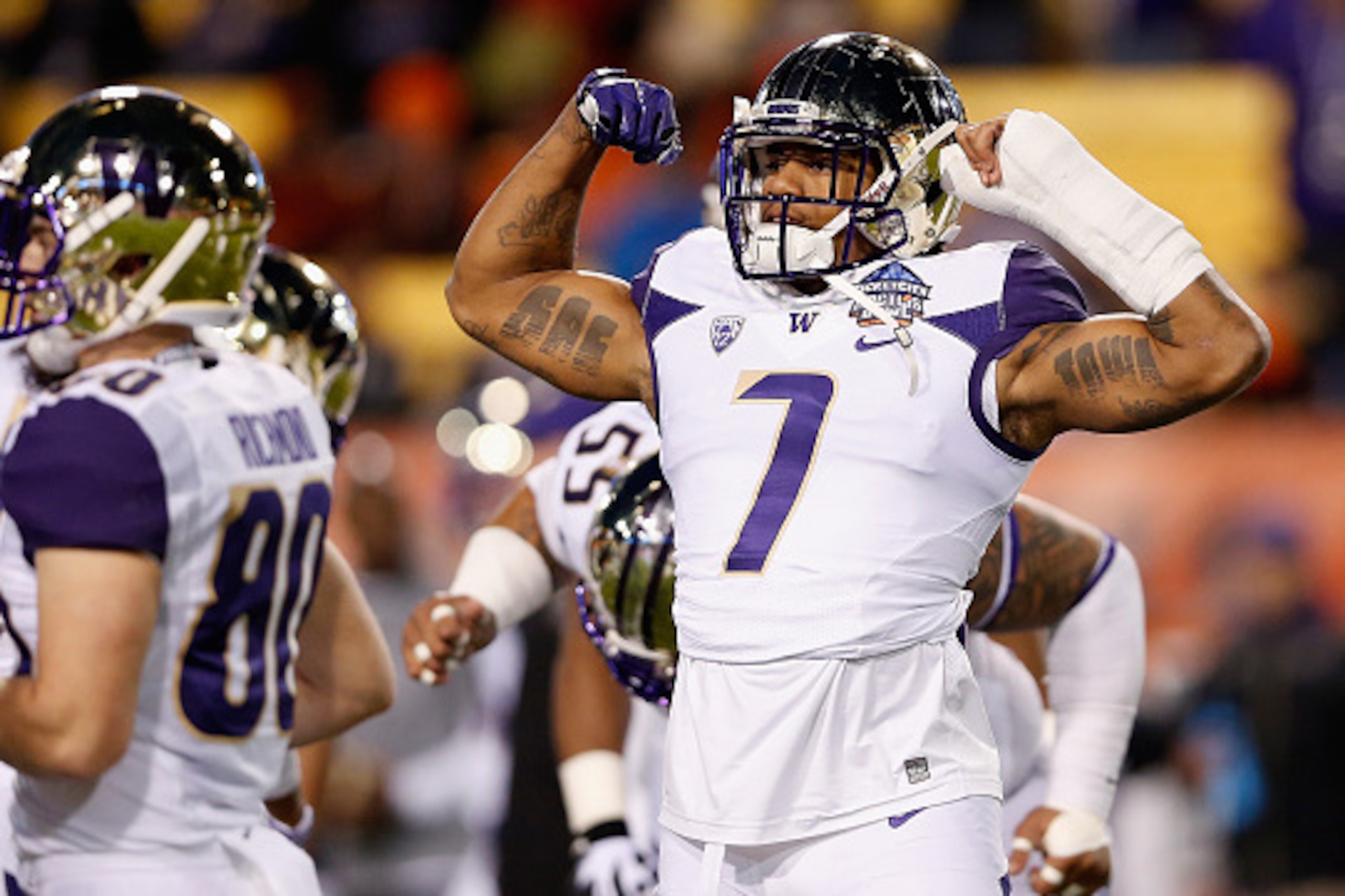 TEMPE, AZ - JANUARY 02:  Linebacker Shaq Thompson #7 of the Washington Huskies flexes as he warms up before the TicketCity Cactus Bowl against the Oklahoma State Cowboys at Sun Devil Stadium on January 2, 2015 in Tempe, Arizona.  (Photo by Christian Peter