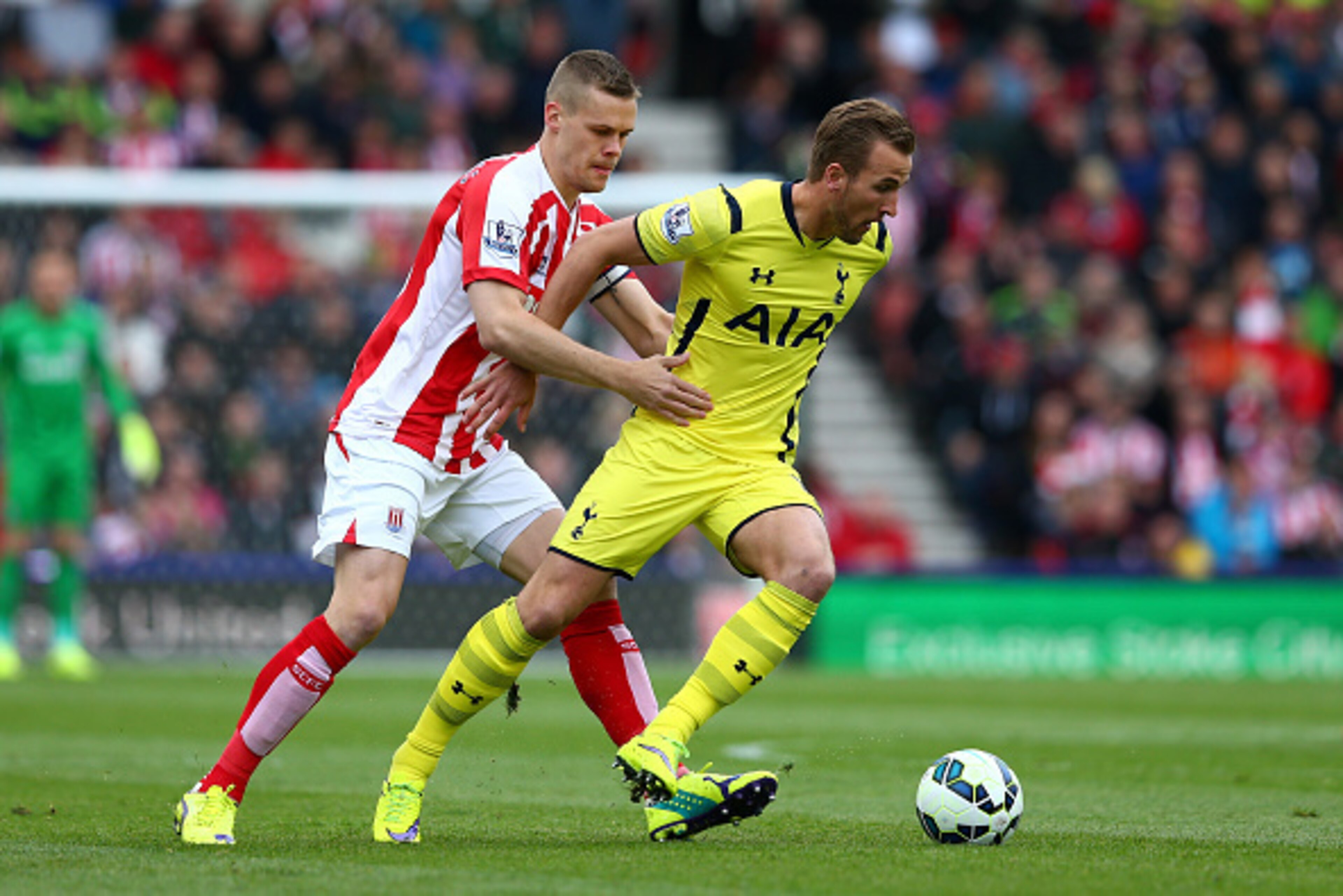 STOKE ON TRENT, ENGLAND - MAY 09:  Harry Kane of Tottenham Hotspur is closed down by Ryan Shawcross of Stoke City during the Barclays Premier League match between Stoke City and Tottenham Hotspur at Britannia Stadium on May 9, 2015 in Stoke on Trent, Engl