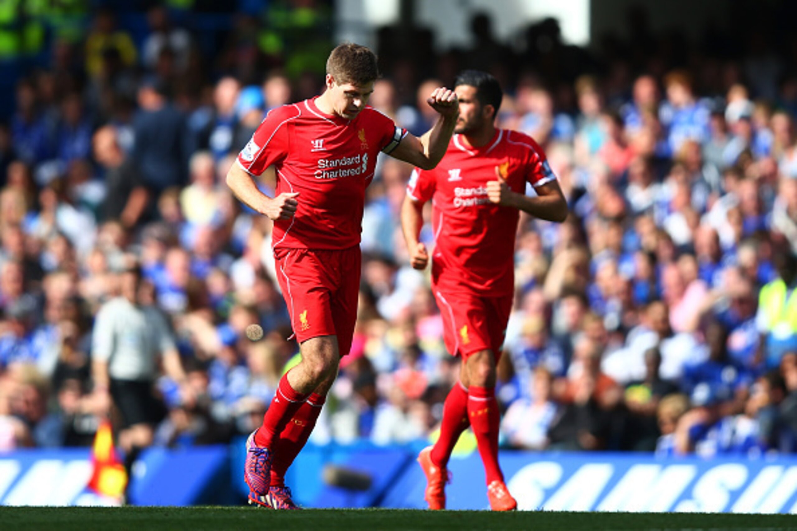 LONDON, ENGLAND - MAY 10:  Steven Gerrard of Liverpool celebrates after scoring a goal to level the scores at 1-1 during the Barclays Premier League match between Chelsea and Liverpool at Stamford Bridge on May 10, 2015 in London, England.  (Photo by Cliv