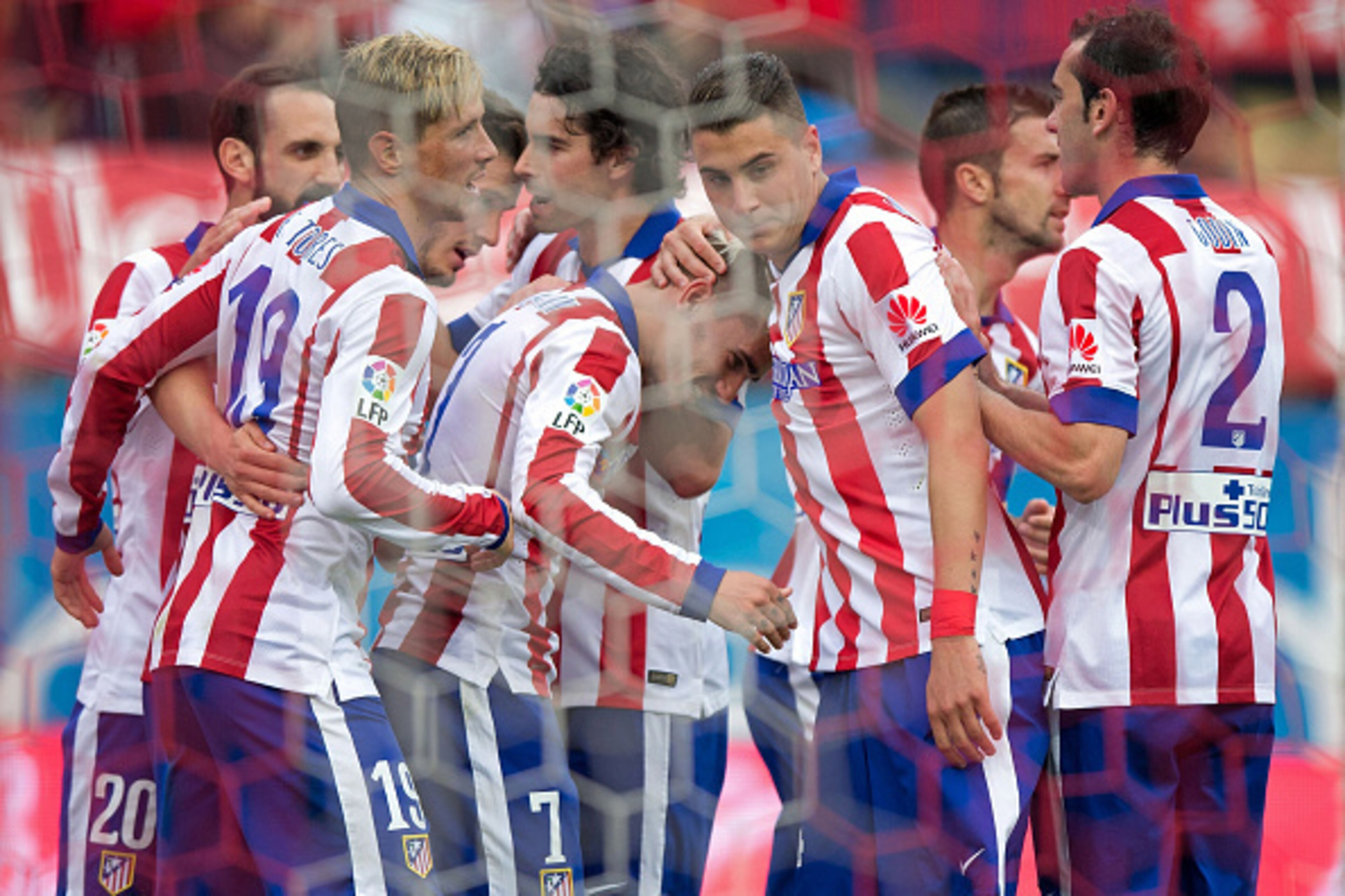 MADRID, SPAIN - APRIL 25: Antoine Griezmann (4R) of Atletico de Madrid celebrates scoring their second goal with team mates Juan Francisco Torres alias Juanfran (L), Fernando Torres (2ndL), Tiago Mendes (4L), Jose Maria Gimenez (3R), Gabi Fernandez (2R) a