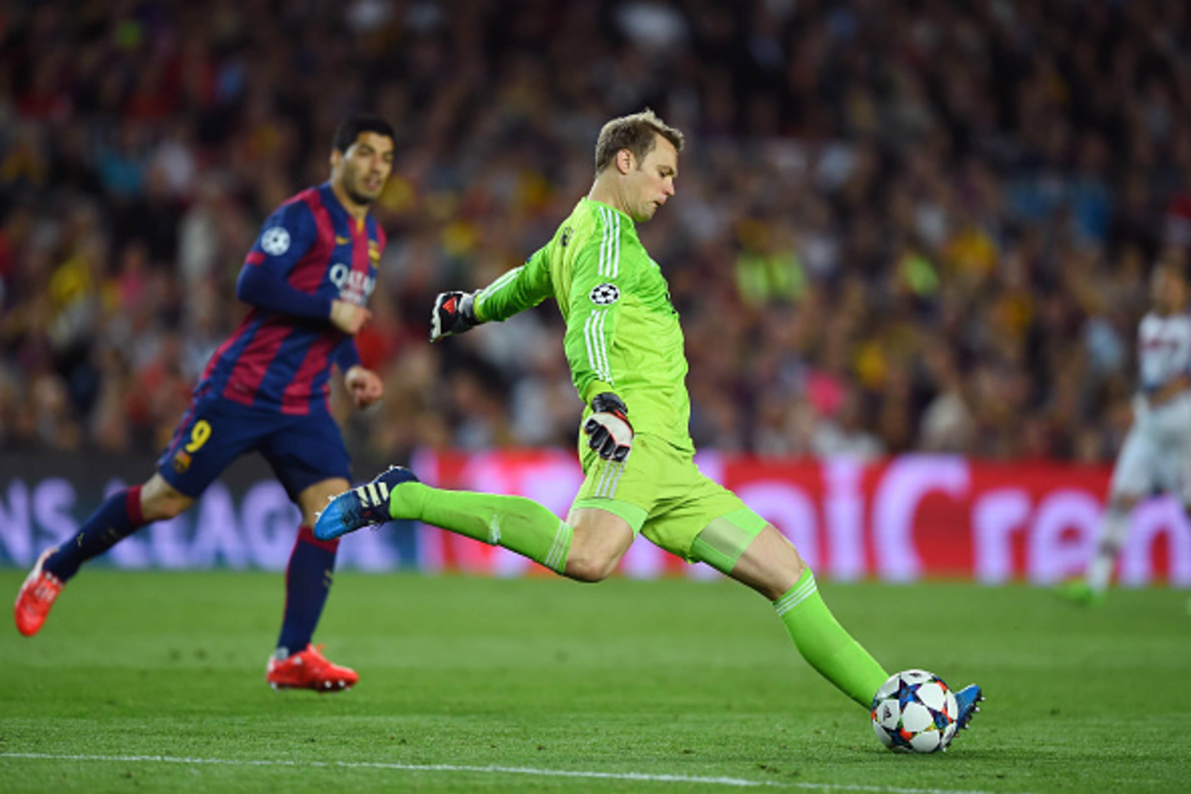 BARCELONA, SPAIN - MAY 06: Manuel Neuer of Bayern Muenchen takes a goal kick during the UEFA Champions League Semi Final, first leg match between FC Barcelona and FC Bayern Muenchen at Camp Nou on May 6, 2015 in Barcelona, Spain. (Photo by Shaun Botteri BARCELONA, SPAIN - MAY 06: Manuel Neuer of Bayern Muenchen takes a goal kick during the UEFA Champions League Semi Final, first leg match between FC Barcelona and FC Bayern Muenchen at Camp Nou on May 6, 2015 in Barcelona, Spain. (Photo by Shaun Botteri
