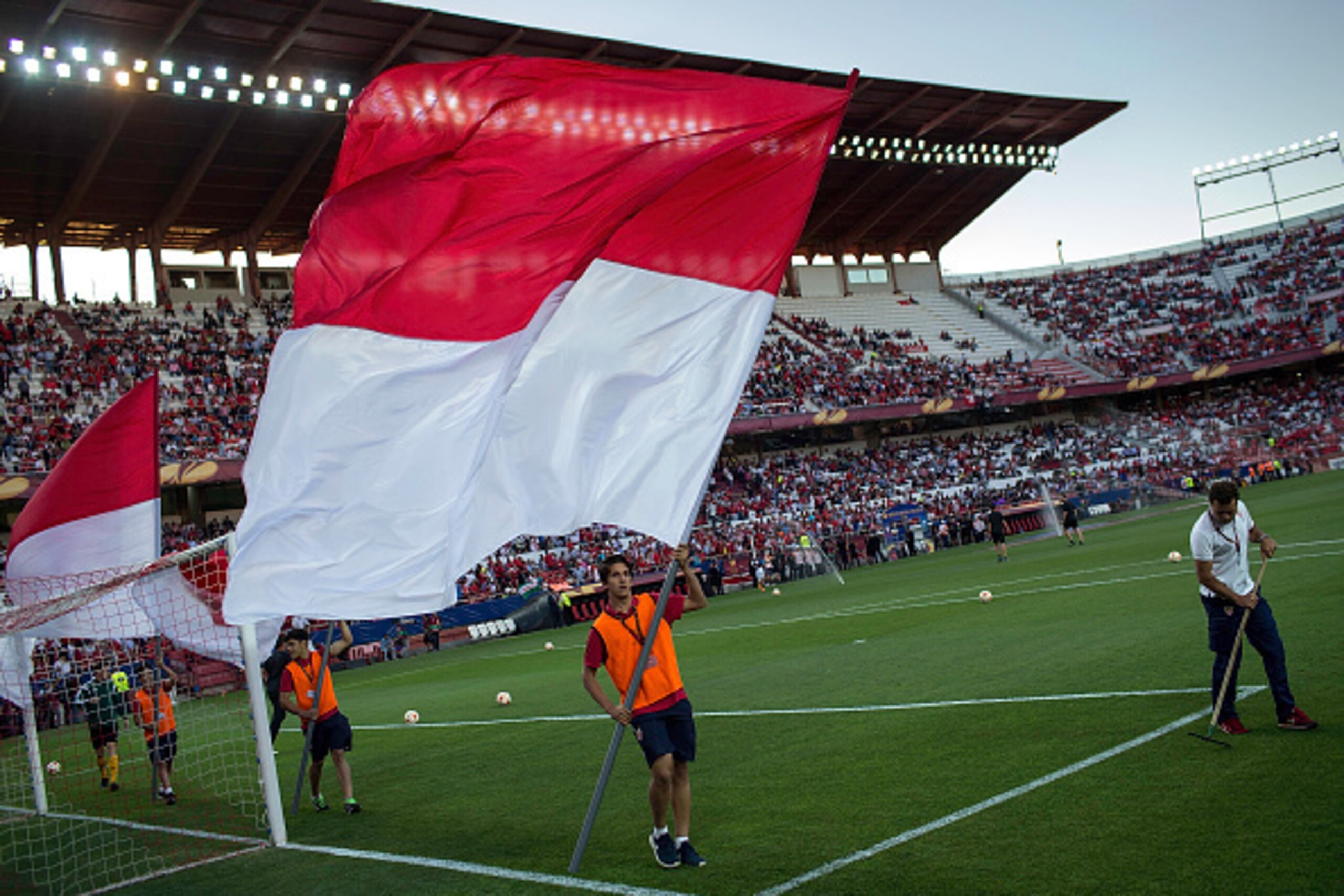 SEVILLE, SPAIN - MAY 07: FC Sevilla volunteers carry giant Sevilla flags in honour of their team prior to start the UEFA Europa League Semi Final first leg match between FC Sevilla and ACF Fiorentina at Estadio Ramon Sanchez Pizjuan on May 7, 2015 in Sevi