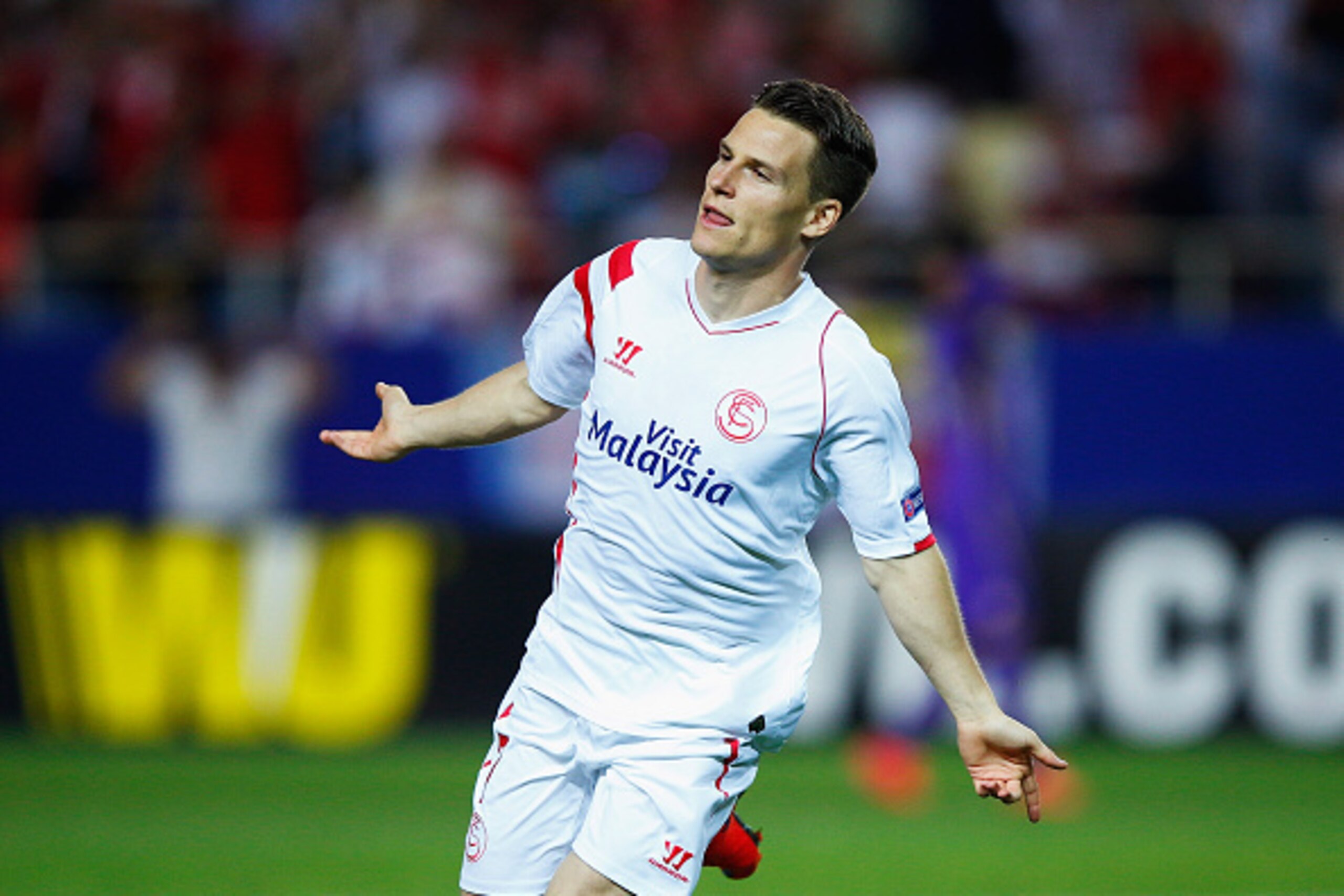 SEVILLE, SPAIN - MAY 07: Kevin Gameiro of Sevilla celebrates scoring his team's third goal during the UEFA Europa League Semi Final first leg match between FC Sevilla and ACF Fiorentina at Estadio Ramon Sanchez Pizjuan on May 7, 2015 in Seville, Spain.  (