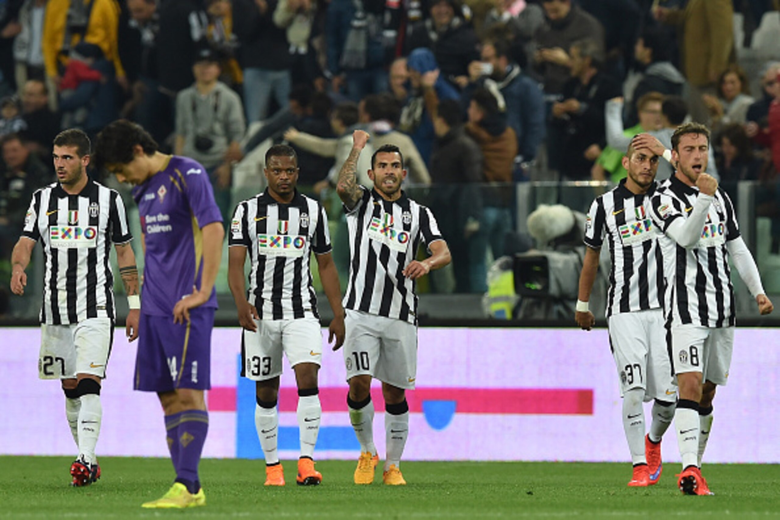 TURIN, ITALY - APRIL 29:  Carlos Tevez (C) of Juventus FC celebrates a goal during the Serie A match between Juventus FC and ACF Fiorentina at Juventus Arena on April 29, 2015 in Turin, Italy.  (Photo by Valerio Pennicino/Getty Images)