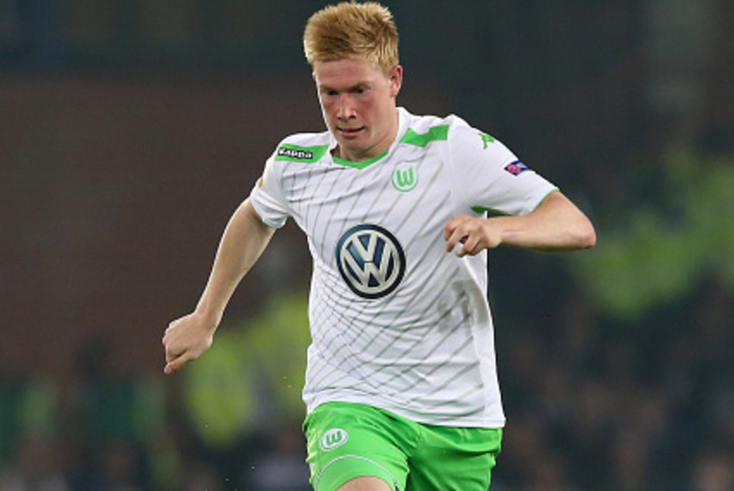 LIVERPOOL, ENGLAND - SEPTEMBER 18:  Kevin de Bruyne of VfL Wolfsburg controls the ball during the UEFA Europa League match between Everton FC and VfL Wolfsburg on September 18, 2014 in Liverpool, United Kingdom.  (Photo by Jan Kruger/Getty Images)