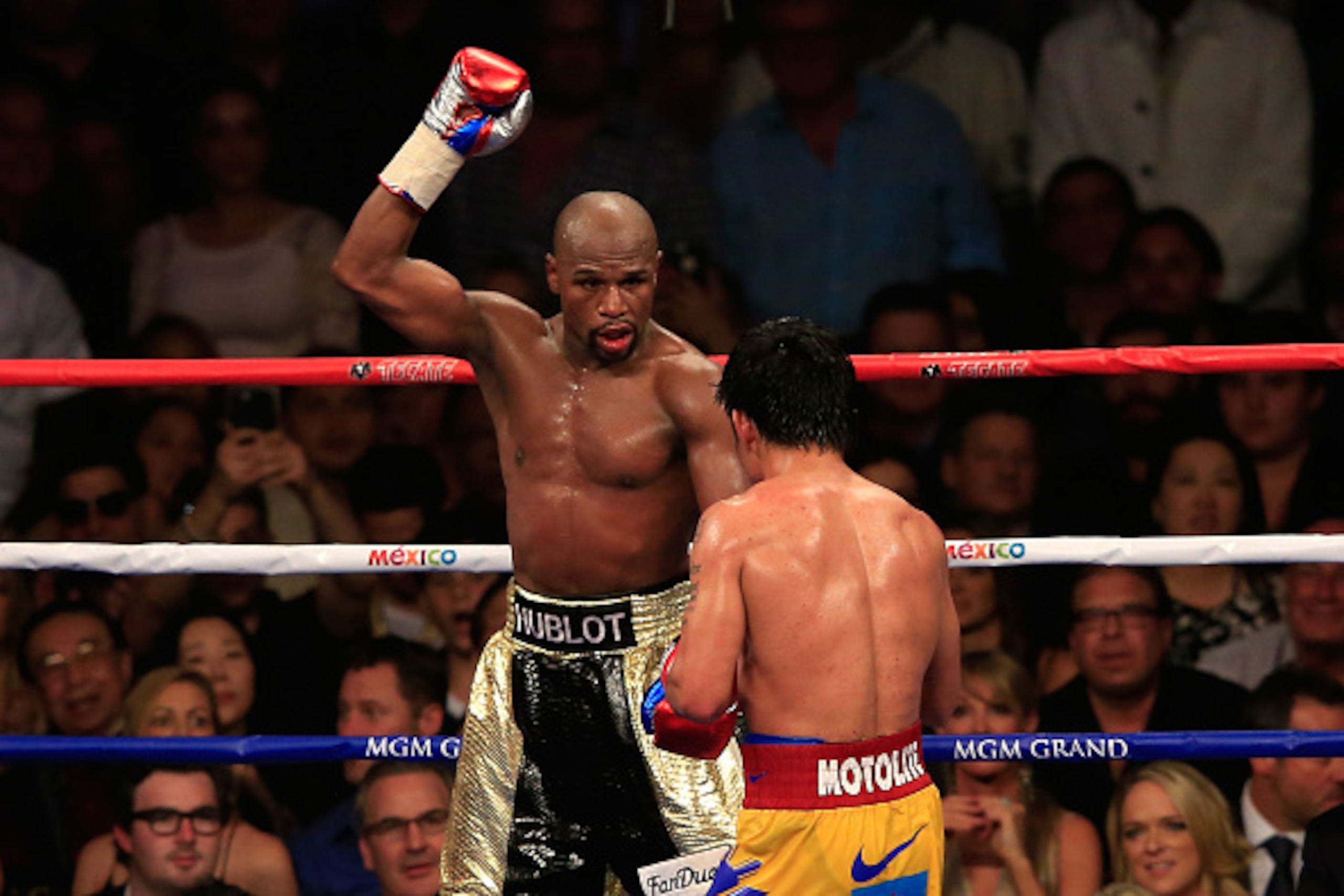 LAS VEGAS, NV - MAY 02:  Floyd Mayweather Jr. reacts in the 12th round during the welterweight unification championship bout on May 2, 2015 at MGM Grand Garden Arena in Las Vegas, Nevada.  (Photo by Jamie Squire/Getty Images)