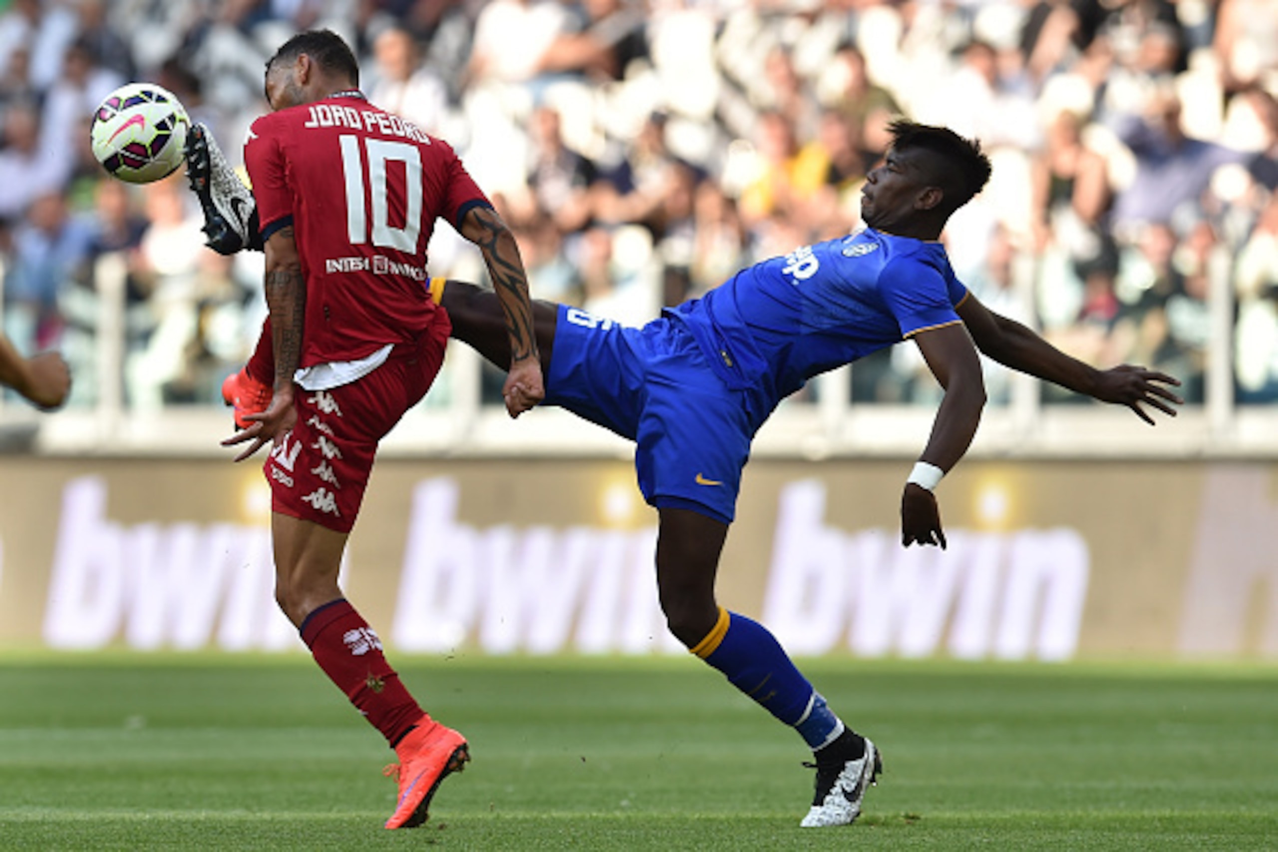 TURIN, ITALY - MAY 09:  Paul Pogba (R) of Juventus FC is challenged by Galvao of Cagliari Calcio during the Serie A match between Juventus FC and Cagliari Calcio at Juventus Arena on May 09, 2015 in Turin, Italy.  (Photo by Valerio Pennicino/Getty Images)