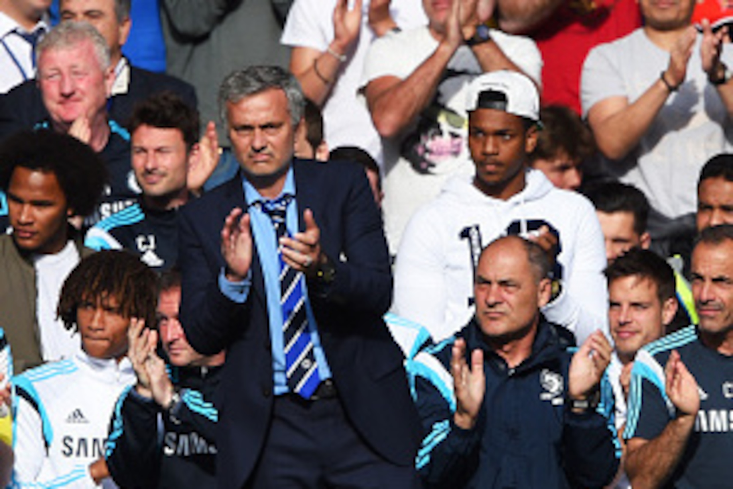LONDON, ENGLAND - MAY 10:  Jose Mourinho manager of Chelsea applauds Steven Gerrard of Liverpool as he leaves the pitch against Chelsea at Stamford Bridge for the final time during the Barclays Premier League match between Chelsea and Liverpool at Stamfor