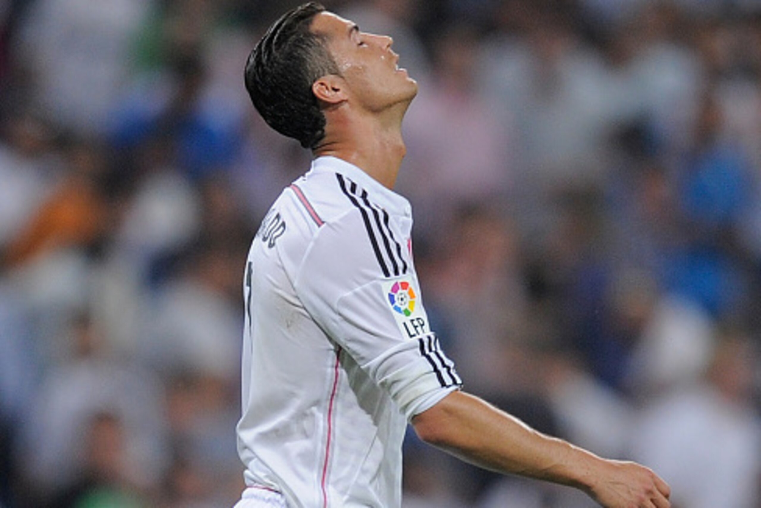 MADRID, SPAIN - MAY 09: Cristiano Ronaldo of Real Madrid CF reacts after failing to score from a free kick during the La Liga match between Real Madrid CF and Valencia CF at Estadio Santiago Bernabeu on May 9, 2015 in Madrid, Spain. (Photo by Denis Doyl MADRID, SPAIN - MAY 09: Cristiano Ronaldo of Real Madrid CF reacts after failing to score from a free kick during the La Liga match between Real Madrid CF and Valencia CF at Estadio Santiago Bernabeu on May 9, 2015 in Madrid, Spain. (Photo by Denis Doyl